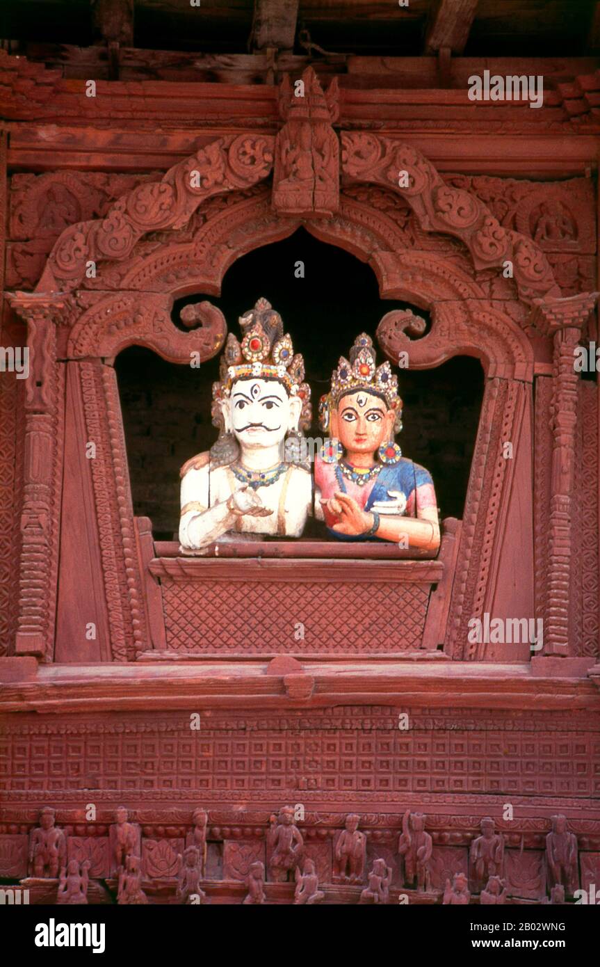 Alla fine del 18th secolo CE, Rana Bahadur Shah, nipote di Prithvi Narayan Shah, costruì un tempio Shiva-Parvati in Piazza Durbar, che fu anche, in un certo modo, per diventare un monumento alle gioie, o ai vagari, della vita coniugale. Il tempio, costruito su una piattaforma precedentemente utilizzata per spettacoli di danza, è dedicato alla divina coppia Shiva e Parvati. Da una finestra ad arco scolpito nel suo piano superiore due figure in legno che rappresentano Shiva e Parvati si affacciano sulla piazza sottostante. Le cifre sono straordinariamente realistiche, e da una certa distanza si può quasi essere ingannati. I loro gomiti poggiano casualmente sulla w Foto Stock