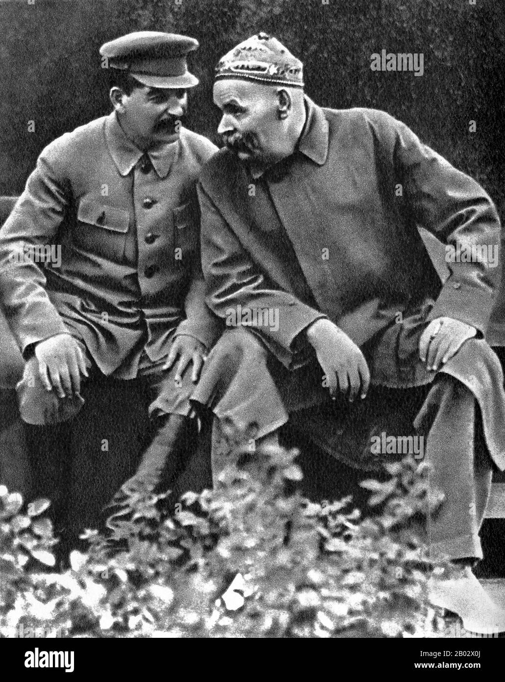Joseph Vissarionovich Stalin (1878–1953) è stato il primo Segretario Generale del Partito Comunista del Comitato Centrale dell'Unione Sovietica dal 1922 alla sua morte nel 1953. Mentre formalmente l'ufficio del Segretario Generale era elettivo e non era inizialmente considerato come la posizione di vertice nello stato sovietico, dopo la morte di Vladimir Lenin nel 1924, Stalin riuscì a consolidare sempre più potere nelle sue mani, mettendo gradualmente tutti i gruppi di opposizione all'interno del partito. Alexei Maximovich Peshkov (1868-1936), conosciuto principalmente come Maxiligskov (Goky), è stato uno scrittore russo e sovietico, fondatore della S Foto Stock