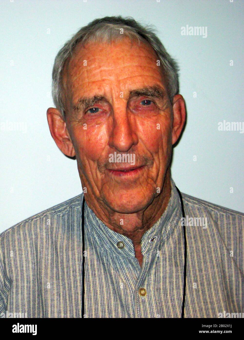 Peter Matthiessen (Parigi, 22 maggio 1927 – Parigi, 5 aprile 2014) è stato uno scrittore statunitense di romanziere, naturalisti e viaggi, co-fondatore della rivista letteraria The Paris Review. È stato anche un attivista ambientale di rilievo. La sua nonfiction ha caratterizzato la natura ed il viaggio, particolarmente Il leopardo della neve (1978). Nel 2008, all'età di 81 anni, Matthiessen ha ricevuto il National Book Award for Fiction for Shadow Country, un volume di 890 pagine di revisione dei suoi tre romanzi ambientati nella frontiera della Florida, che erano stati pubblicati nella 1990s. Matthiessen viaggiò estesamente e scrisse il abo Foto Stock