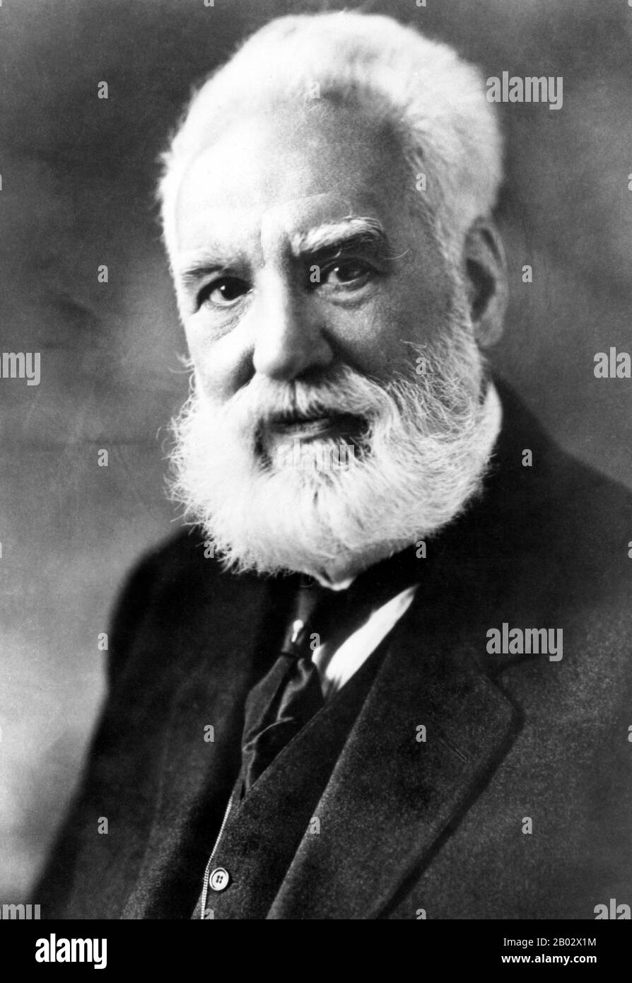 Alexander Graham Bell (3 marzo 1847 – 2 agosto 1922) è stato un eminente scienziato, inventore, ingegnere e innovatore nato in Scozia, a cui viene attribuito l'invenzione del primo telefono pratico. Il padre, il nonno e il fratello di Bell erano stati tutti associati con il lavoro su elocuzione e discorso ed sia la madre che la moglie erano sordi, influenzando profondamente il lavoro della vita di Bell. La sua ricerca sull'udito e sul discorso lo ha ulteriormente portato a sperimentare con apparecchi acustici che alla fine culminò in Bell che è stato premiato il primo brevetto statunitense per il telefono nel 1876. Bell ha considerato la sua invenzione più famosa Foto Stock