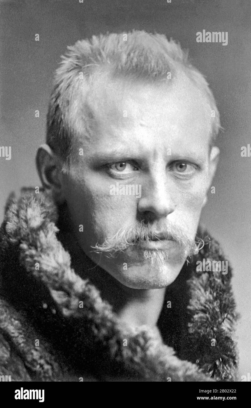 Fridtjof Nansen (10 ottobre 1861 – 13 maggio 1930) è stato un . Nella sua giovinezza campione sciatore e pattinatore di ghiaccio, guidò la squadra che fece il primo incrocio dell'interno della Groenlandia nel 1888, sci di fondo sull'isola, e conquistò fama internazionale dopo aver raggiunto una latitudine settentrionale record di 86°14′ durante la sua spedizione del Polo Nord del 1893-96. Nell'ultimo decennio della sua vita, Nansen si dedicò principalmente alla Lega delle Nazioni, dopo la sua nomina nel 1921 come Alto Commissariato della Lega per i rifugiati. Foto Stock