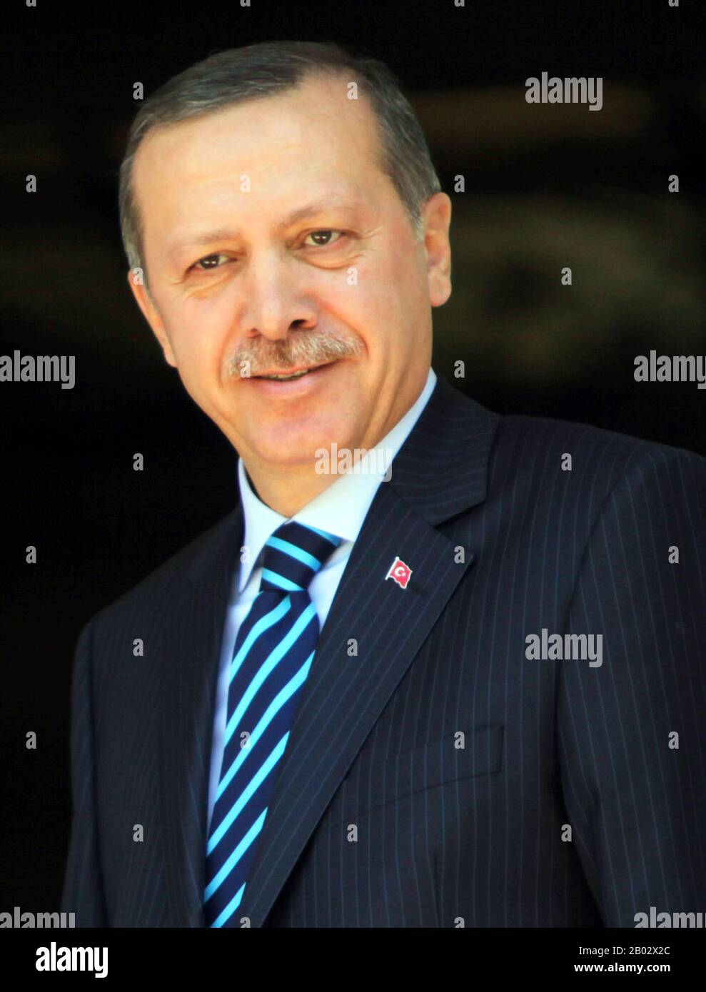 Recep Tayyip Erdogan (sopportato il 26 febbraio 1954) è il 12th ed attuale presidente della Turchia, in carica dal 2014. In precedenza è stato primo Ministro della Turchia dal 2003 al 2014 e sindaco di Istanbul dal 1994 al 1998. Partendo da un contesto politico islamico e affermando di essere un democratico conservatore, la sua amministrazione ha supervisto politiche economiche liberali e socialmente conservatrici. Foto Stock