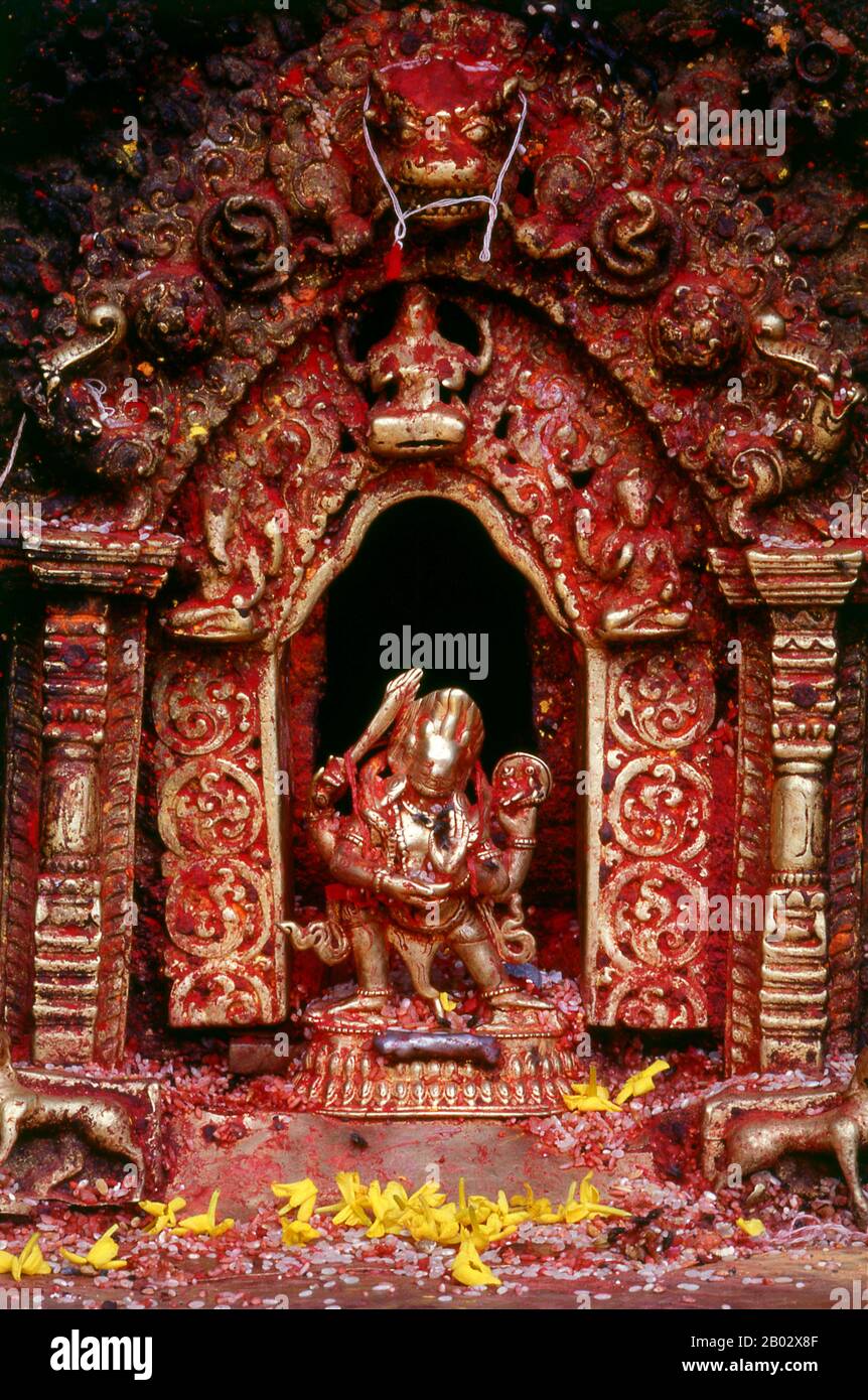 Shiva (sanscrito: शिव Śiva, che significa 'buon auspicio') è una divinità indù maggiore, ed è il Destroyer o trasformatore tra i Trimurti, la Trinità indù degli aspetti primari del divino. Shiva è uno yogi che ha notato tutto ciò che accade nel mondo ed è l'aspetto principale della vita. Eppure, uno con grande potere, vive una vita di salvia al Monte Kailash. Nella tradizione Shaiva dell'induismo, Shiva è considerata il Dio Supremo e ha cinque opere importanti: Creatore, protettore, distruttore, nascondigitore e rivelatore (per benedire). Foto Stock