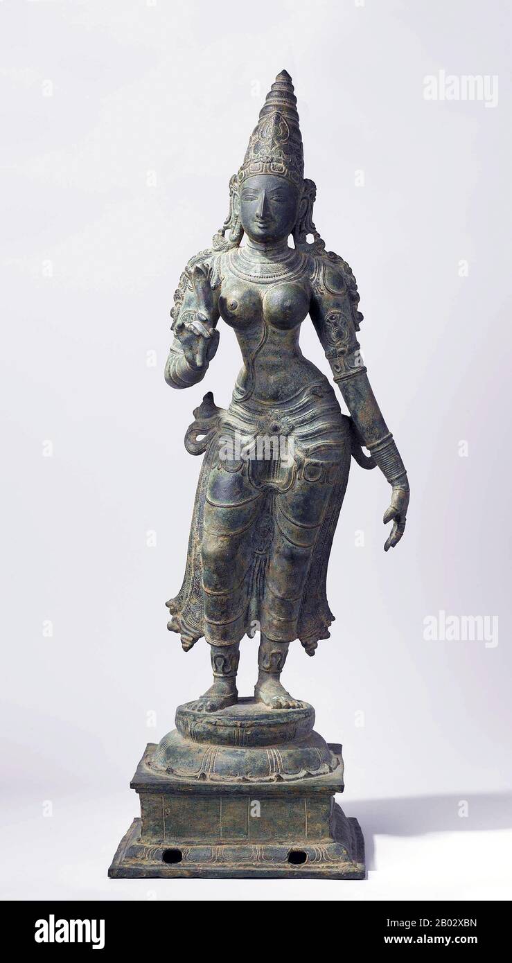 Il giglio d’acqua nella mano destra della figura mostra che questa statua rappresenta la dea Uma (conosciuta anche come Parvati), moglie del dio Hindu Shiva. Sta in piedi in una posa elegante, con il suo corpo leggermente angolato all'anca e al collo. In un tempio si sarebbe levata a sinistra di Shiva, la sua posizione abituale. Foto Stock