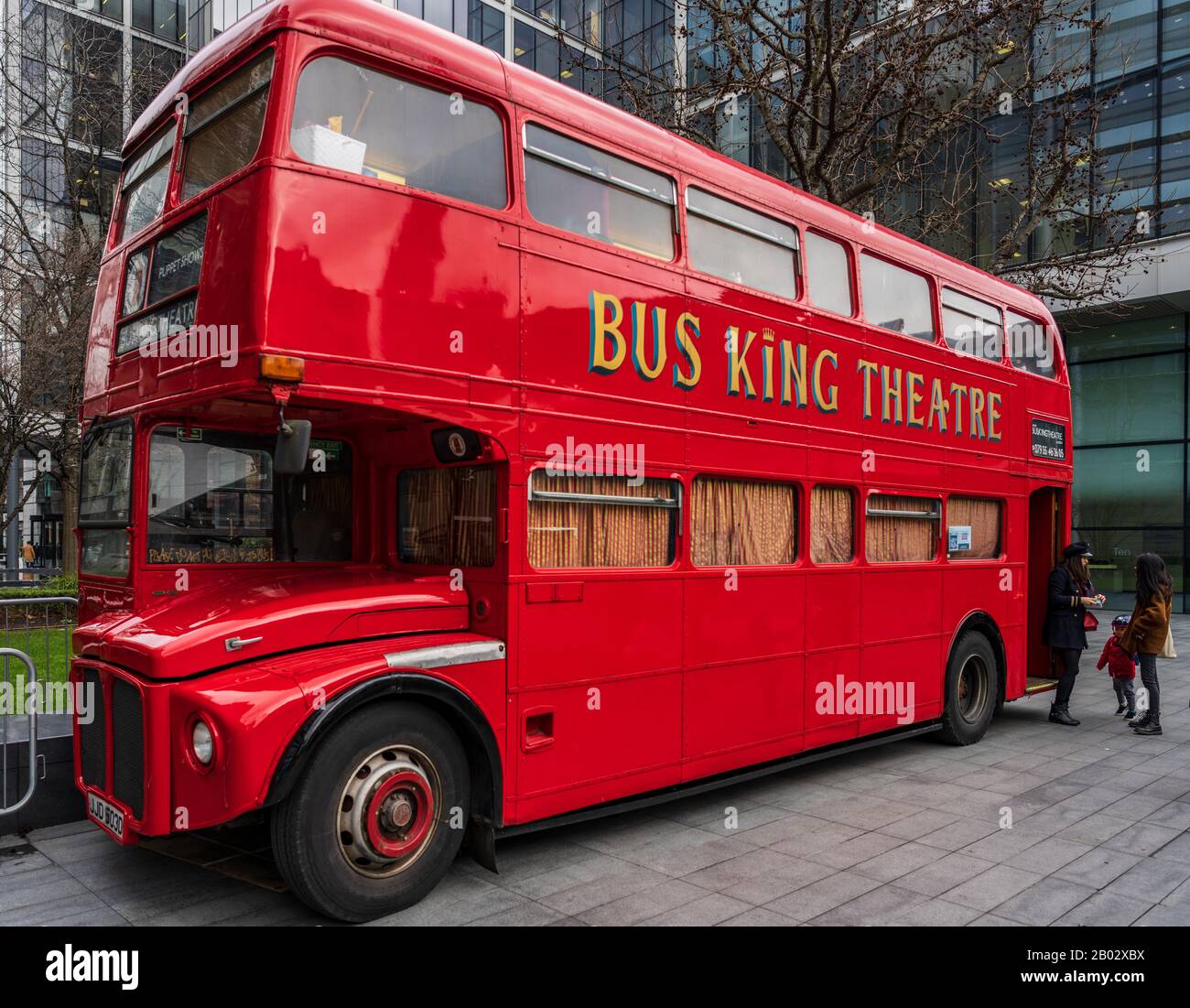 Autobus King Theatre. Nell'East End di Londra, presso lo Spitalfields Market, è stato istituito un teatro mobile. L'autobus è un modello vintage Routemaster. Foto Stock