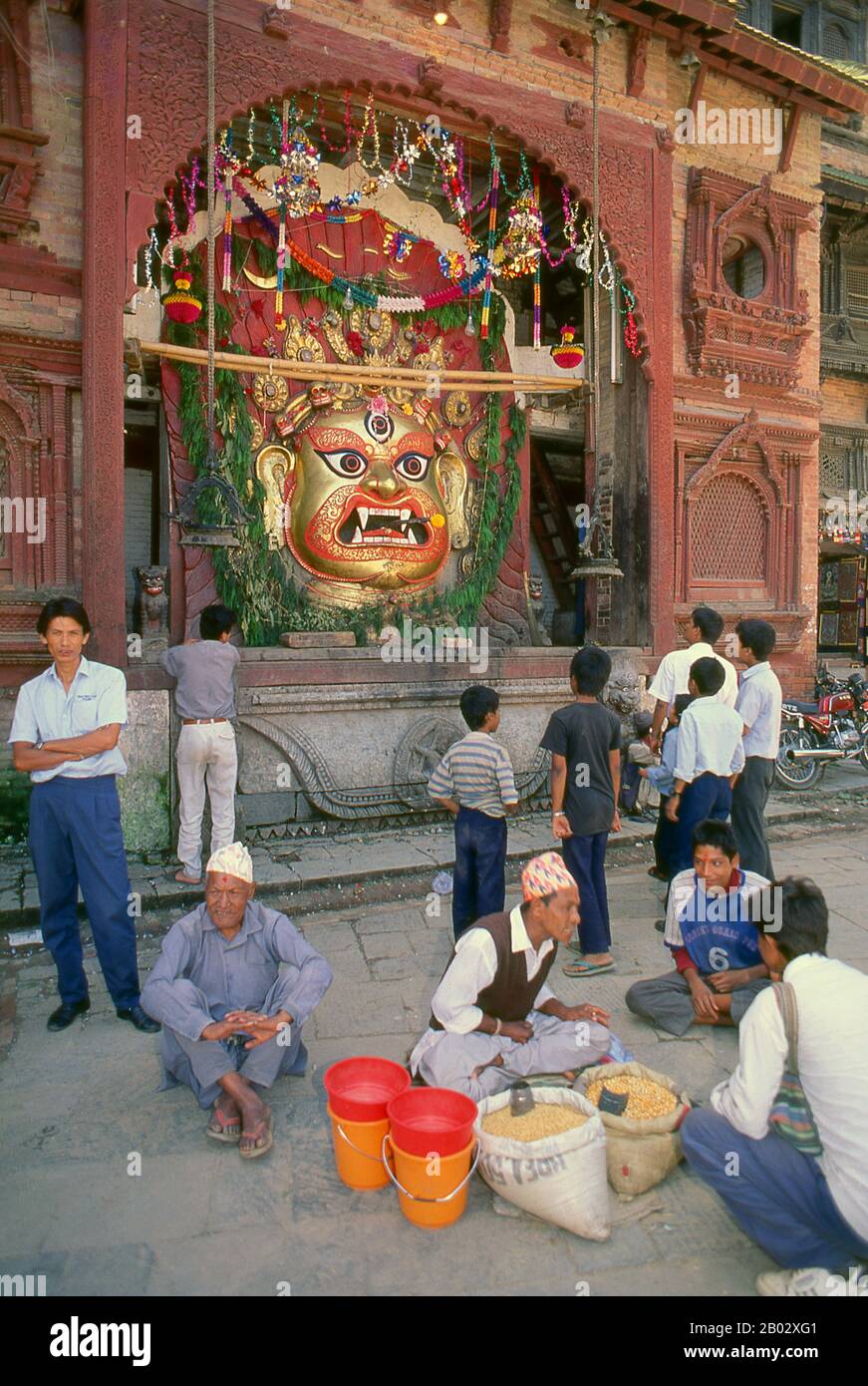 Rana Bahadur Shah ha installato Shveta Bhairav (White Bhairav) nel 1796 per allontanare spiriti maligni e fantasmi da Durbar Square. Rappresenta la forma più terrificante del dio Hindu Shiva. A pochi metri a sud di Kala Bhairav (Black Bhairav), la maschera dorata di quattro metri che rappresenta Shveta Bhairav è nascosta dietro una porta di legno a reticolo. Rispetto allo sconfinato orrore di Kala Bhairav, la malvagità quasi affascinante del suo compagno vicino viene come un lieve sollievo. La porta di fronte alla maschera è aperta solo durante la festa di Indra Jatra. Per il resto dell'anno è Foto Stock