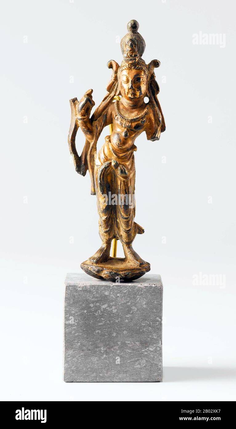 Guanshiyin o Avalokitesvara è il bodhisattva associato alla compassione venerata dai buddisti dell'Asia orientale, solitamente come una femmina. Il nome Guanyin è breve per Guanshiyin che significa 'Osservare I Suoni (o Grida) del mondo'. Alcuni buddisti credono che quando uno dei loro aderenti parte da questo mondo, essi sono posti da Guanyin nel cuore di un loto poi inviato a casa nella terra occidentale pura di Sukhavati. È generalmente accettato (nella comunità cinese) che Guanyin originò come il Sanscrito Avalokitesvara, che è la sua forma maschile. Comunemente conosciuta in inglese come la Dea di Me Foto Stock