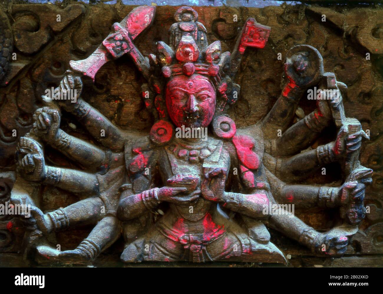 Kālī è la dea indù associata all'energia eterna. "Chi distrugge". Il nome Kali deriva da kāla, che significa nero, tempo, morte, signore della morte, Shiva. Kali significa "il nero". Poiché Shiva è chiamata Kāla - il tempo eterno, Kālī, la sua consorte, significa anche 'Tempo' o 'morte' (come nel tempo è venuto). Quindi, Kali è considerata la dea del tempo e del cambiamento. Anche se talvolta presentato come oscuro e violento, la sua prima incarnazione come figura di annientamento ha ancora qualche influenza. Varie cosmologie Hindu Shakta, così come credenze tantriche Shakta, la adorano come il massimo realit Foto Stock