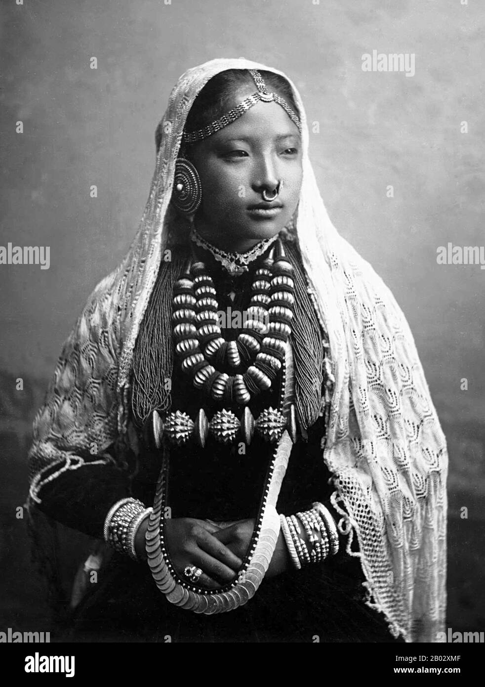 Darjeeling è una città dell'India di 11.887 abitanti, situata nel distretto di Bengala Occidentale. Si trova nella fascia Mahabharat o nell'Himalaya minore ad un'altezza di 2.042.2 m (6.700 piedi). E 'noto per la sua industria del tè e la Darjeeling Himalayan Railway, un sito patrimonio mondiale dell'UNESCO. Darjeeling è la sede del distretto di Darjeeling che ha uno status parzialmente autonomo nello stato del Bengala Occidentale. Foto Stock