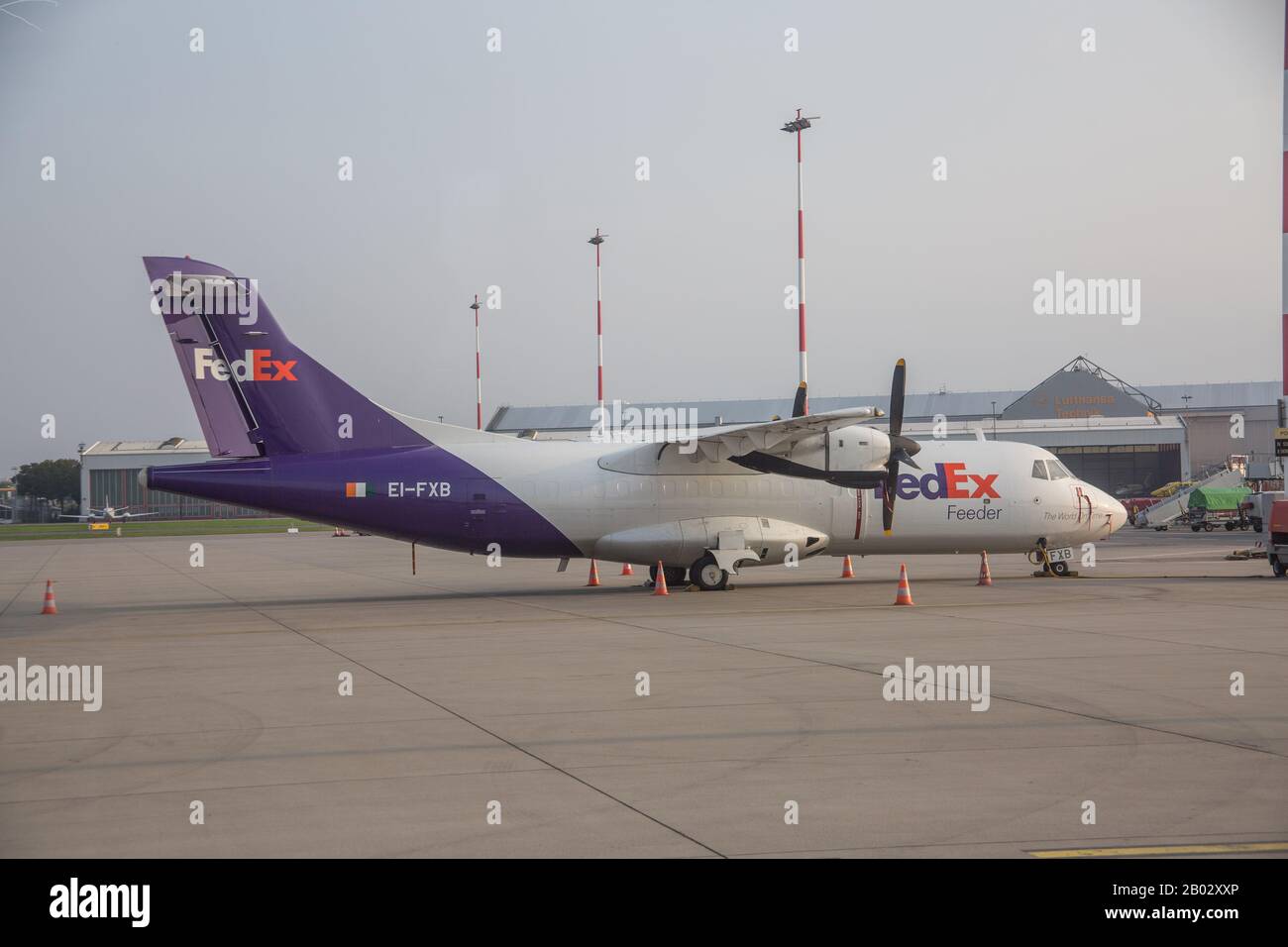 FedEx Feeder, Federal Express Cargo ATR42 Aircraft all'aeroporto di Amburgo in Germania Foto Stock