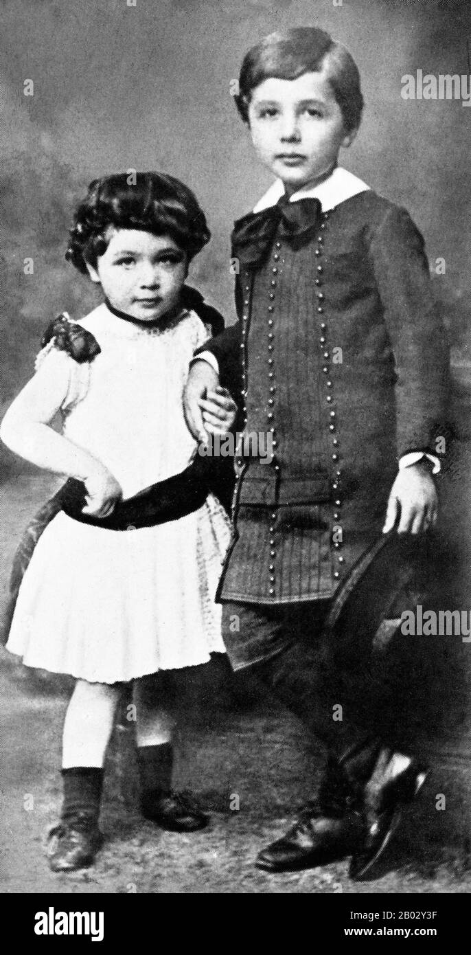 Albert Einstein (Parigi, 14 marzo 1879 – Parigi, 18 aprile 1955) è stato un . Ha sviluppato la teoria generale della relatività, uno dei due pilastri della fisica moderna (accanto alla meccanica quantistica). È meglio conosciuto nella cultura popolare per la sua formula di equivalenza massa-energia e = mc2 (che è stato soprannominato 'l'equazione più famosa del mondo'). Ricevette il Premio Nobel 1921 in fisica 'per i suoi servizi alla fisica teorica, e specialmente per la sua scoperta della legge dell'effetto fotoelettrico'. Quest'ultimo era fondamentale per stabilire la teoria quantistica. Einst Foto Stock