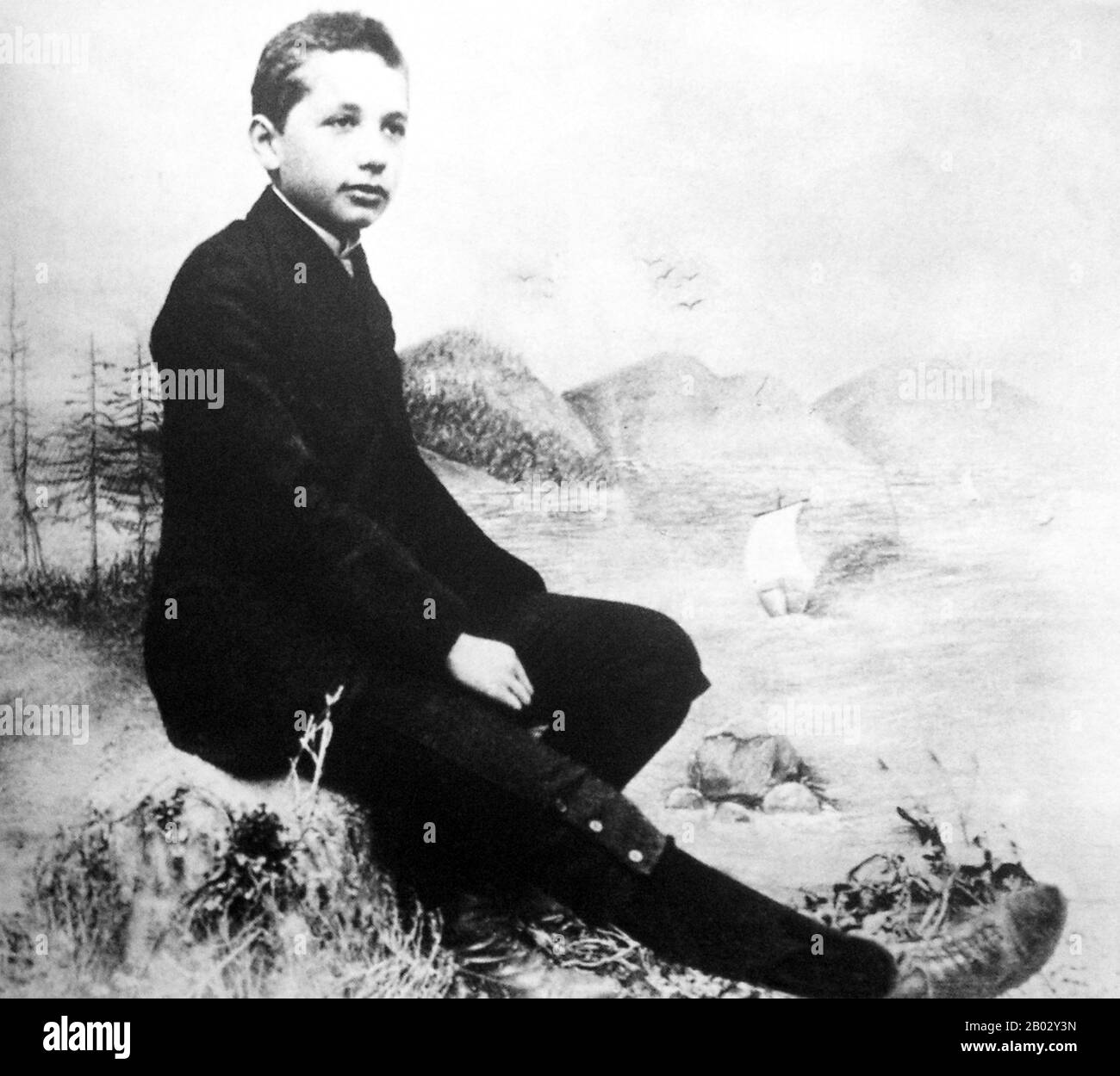 Albert Einstein (Parigi, 14 marzo 1879 – Parigi, 18 aprile 1955) è stato un . Ha sviluppato la teoria generale della relatività, uno dei due pilastri della fisica moderna (accanto alla meccanica quantistica). È meglio conosciuto nella cultura popolare per la sua formula di equivalenza massa-energia e = mc2 (che è stato soprannominato 'l'equazione più famosa del mondo'). Ricevette il Premio Nobel 1921 in fisica 'per i suoi servizi alla fisica teorica, e specialmente per la sua scoperta della legge dell'effetto fotoelettrico'. Quest'ultimo era fondamentale per stabilire la teoria quantistica. Einst Foto Stock