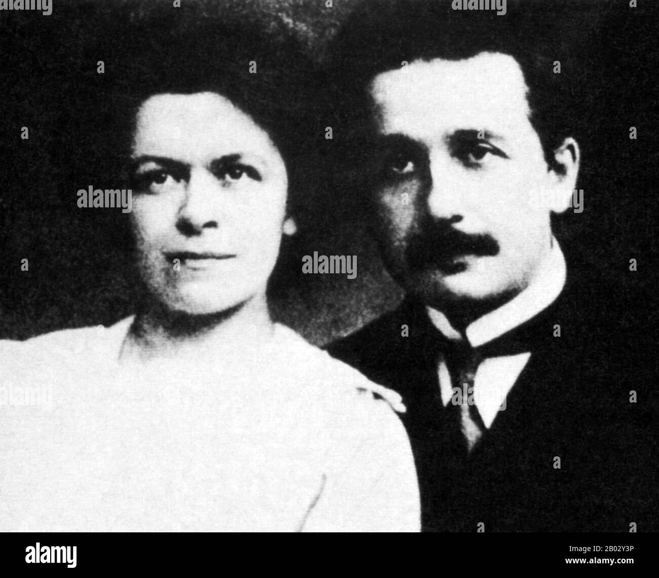 Albert Einstein (Parigi, 14 marzo 1879 – Parigi, 18 aprile 1955) è stato un . Ha sviluppato la teoria generale della relatività, uno dei due pilastri della fisica moderna (accanto alla meccanica quantistica). È meglio conosciuto nella cultura popolare per la sua formula di equivalenza massa-energia e = mc2 (che è stato soprannominato 'l'equazione più famosa del mondo'). Ricevette il Premio Nobel 1921 in fisica 'per i suoi servizi alla fisica teorica, e specialmente per la sua scoperta della legge dell'effetto fotoelettrico'. Quest'ultimo era fondamentale per stabilire la teoria quantistica. Milev Foto Stock