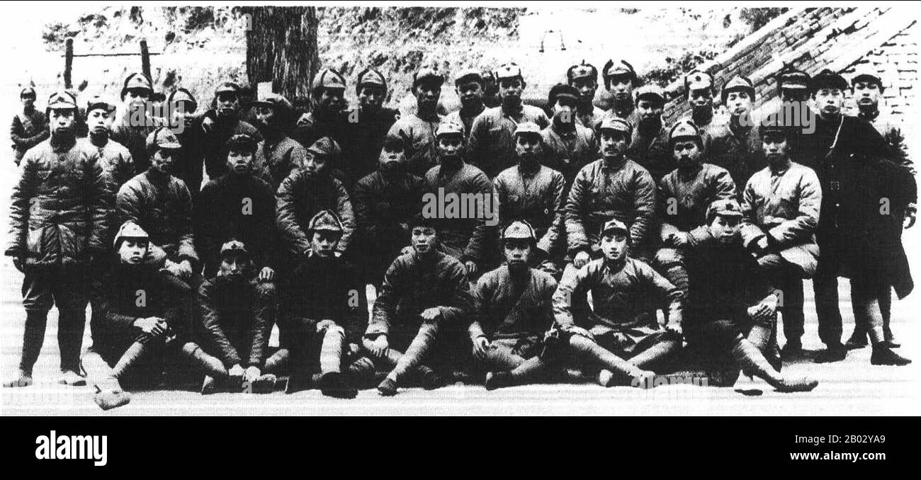 Ren Bishhi (30 aprile 1904 – 27 ottobre 1950) è stato un . È nato a Hunan. Nei primi anni del 1930s, Ren comandò la Sesta Armata Rossa e occupò un soviet a Hunan, ma fu costretto ad abbandonare la sua base dopo essere stato sottoposto a pressioni dalle Campagne Di Accerchiamento di Chiang Kai-shek. Nell'ottobre 1934 Ren e le sue forze sopravvissute si unirono alle forze Di He Long, che aveva creato una base a Guizhou. Nella struttura di comando della nuova 'seconda Esercito frontale', divenne il comandante militare e Ren divenne il suo commissar politico. Lui e Ren abbandonarono la loro base Foto Stock