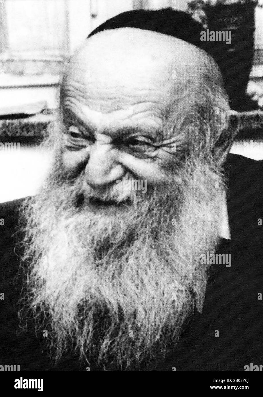 Zvi Yehuda Kook ( sopportato il 23 aprile 1891, è morto il 9 marzo 1982) era un rabbi, capo del sionismo religioso e di Rosh Yeshiva del Mercaz Haeroustomt yeshiva. Era figlio di Rabbi Abraham Isaac Kook, e prese il nome in onore del fratello del nonno materno, Rabbi Zvi Yehuda Rabinowitch Teomim. I suoi insegnamenti sono parzialmente responsabili del movimento moderno dell'insediamento religioso nella Cisgiordania. Molti dei suoi seguaci ideologici nel movimento sionista religioso si stabilirono lì. Sotto la guida di Kook, con il suo centro nello yeshiva fondato da suo padre, Mercaz Hausolese, migliaia di religi Foto Stock