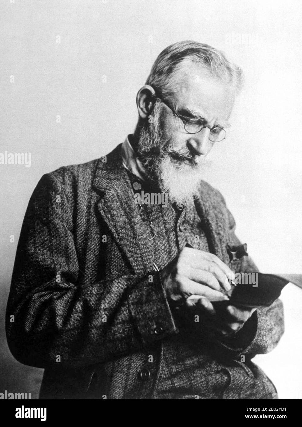 George Bernard Shaw (Londra, 26 luglio 1856 – Londra, 2 novembre 1950) è stato un . Anche se la sua prima scrittura redditizia era musica e critica letteraria, in cui la capacità ha scritto molti pezzi altamente articolati di giornalismo, il suo talento principale era per dramma, e ha scritto più di 60 opere. Shaw era anche un essayista, romanziere e scrittore di storia breve. Quasi tutti i suoi scritti affrontano i problemi sociali prevalenti con una vena di commedia che rende i loro temi forti più appetibili. Le questioni che hanno coinvolto l'attenzione di Shaw includevano istruzione, matrimonio, religi Foto Stock