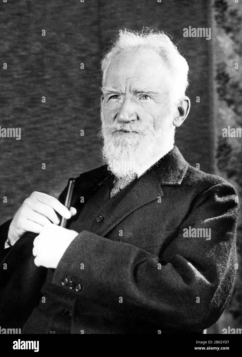 George Bernard Shaw (Londra, 26 luglio 1856 – Londra, 2 novembre 1950) è stato un . Anche se la sua prima scrittura redditizia era musica e critica letteraria, in cui la capacità ha scritto molti pezzi altamente articolati di giornalismo, il suo talento principale era per dramma, e ha scritto più di 60 opere. Shaw era anche un essayista, romanziere e scrittore di storia breve. Quasi tutti i suoi scritti affrontano i problemi sociali prevalenti con una vena di commedia che rende i loro temi forti più appetibili. Le questioni che hanno coinvolto l'attenzione di Shaw includevano istruzione, matrimonio, religi Foto Stock