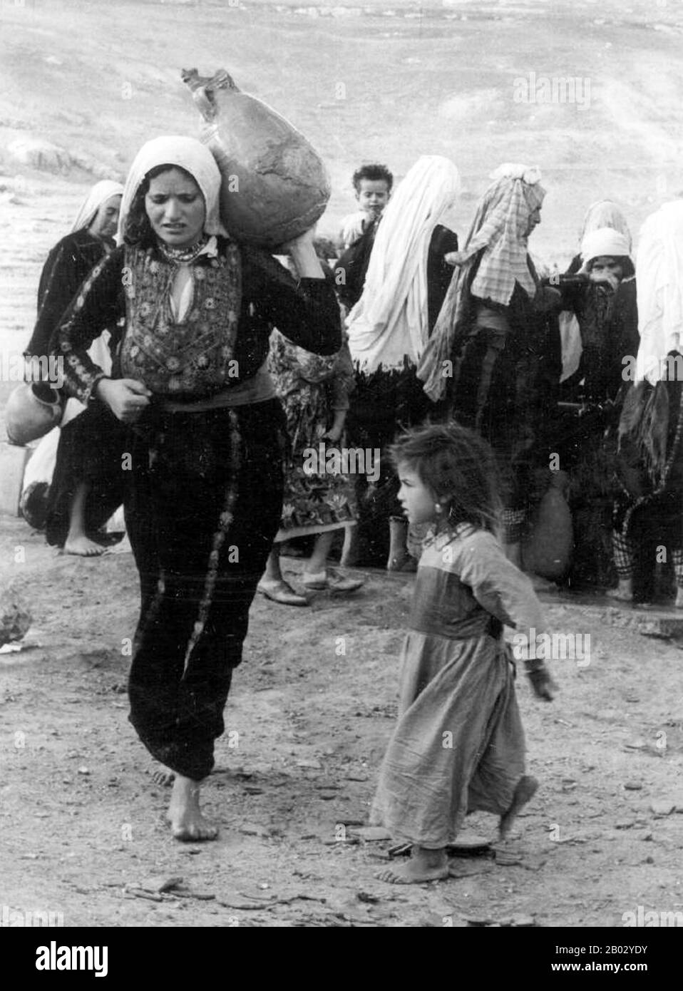 L'esodo palestinese del 1948, noto in arabo come Nakba (arabo: An-Nakbah, lit.'catastrofe'), si è verificato quando più di 700.000 arabi palestinesi sono fuggiti o sono stati espulsi dalle loro case, durante la guerra civile del 1947-1948 in Palestina obbligatoria e la guerra arabo-israeliana del 1948. Il numero esatto di rifugiati è una questione di controversia, ma circa l'80% degli abitanti arabi di ciò che è diventato Israele (il 50% del totale arabo della Palestina obbligatoria) sono stati lasciati o sono stati espulsi dalle loro case. Più tardi, durante la guerra, i palestinesi sono stati espulsi forzatamente come parte del "piano Dalet" in una politica di "pulizia etnica" Foto Stock
