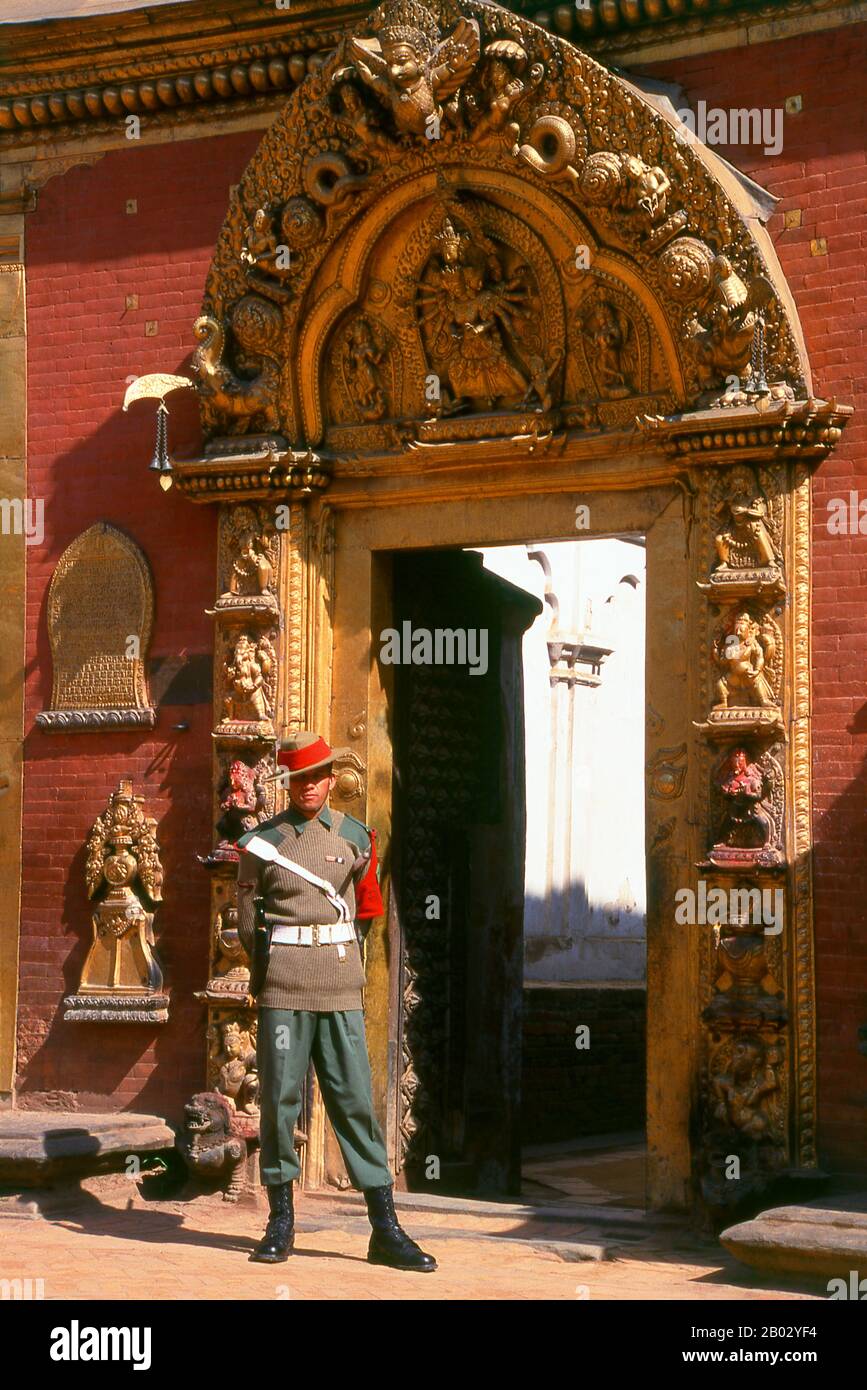 Il Golden Gate o il Sun Dhoka, segna l'ingresso al Tempio di Taleju all'interno del complesso del palazzo. La porta fu costruita nel 1753 da Ranajita Malla (r.. 1722 - 1769) e sua moglie Jayalakshmi per commemorare l'esecuzione di un rito religioso del fuoco (kotyahuti-yagya), e si è rivelato essere il pezzo più bello di rame dorato a Bhaktapur, possibilmente in tutta la valle di Kathmandu. Molto ornate in sé, i pannelli a sinistra e a destra della porta, raffiguranti dieci divinità diverse, sono superbi esempi dell'arte del repoussé. Sui pannelli, Ranajita è citato come il sovrano di un territorio che si estende fino a qui Foto Stock