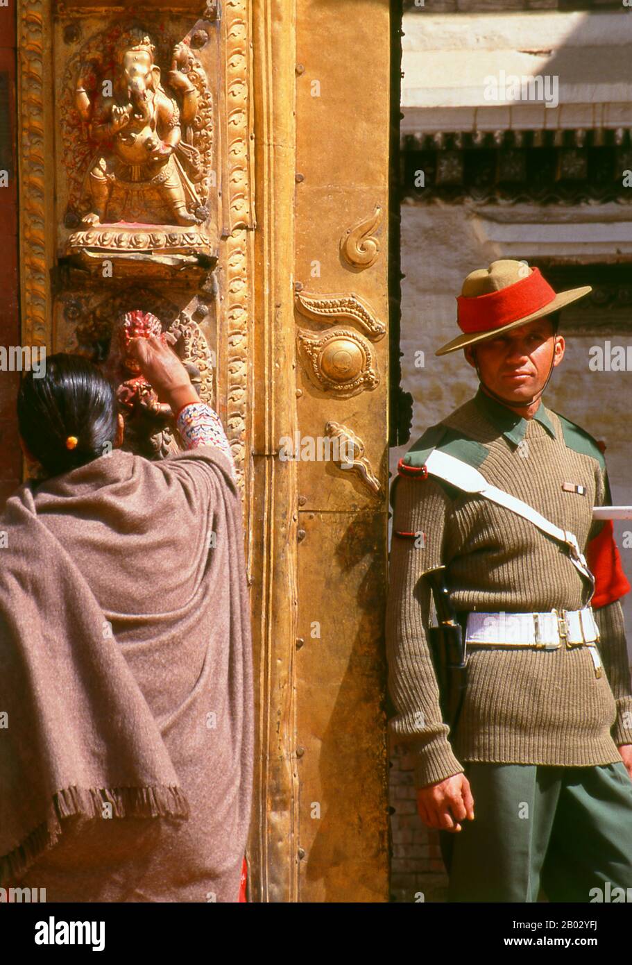 Il Golden Gate o il Sun Dhoka, segna l'ingresso al Tempio di Taleju all'interno del complesso del palazzo. La porta fu costruita nel 1753 da Ranajita Malla (r.. 1722 - 1769) e sua moglie Jayalakshmi per commemorare l'esecuzione di un rito religioso del fuoco (kotyahuti-yagya), e si è rivelato essere il pezzo più bello di rame dorato a Bhaktapur, possibilmente in tutta la valle di Kathmandu. Molto ornate in sé, i pannelli a sinistra e a destra della porta, raffiguranti dieci divinità diverse, sono superbi esempi dell'arte del repoussé. Sui pannelli, Ranajita è citato come il sovrano di un territorio che si estende fino a qui Foto Stock