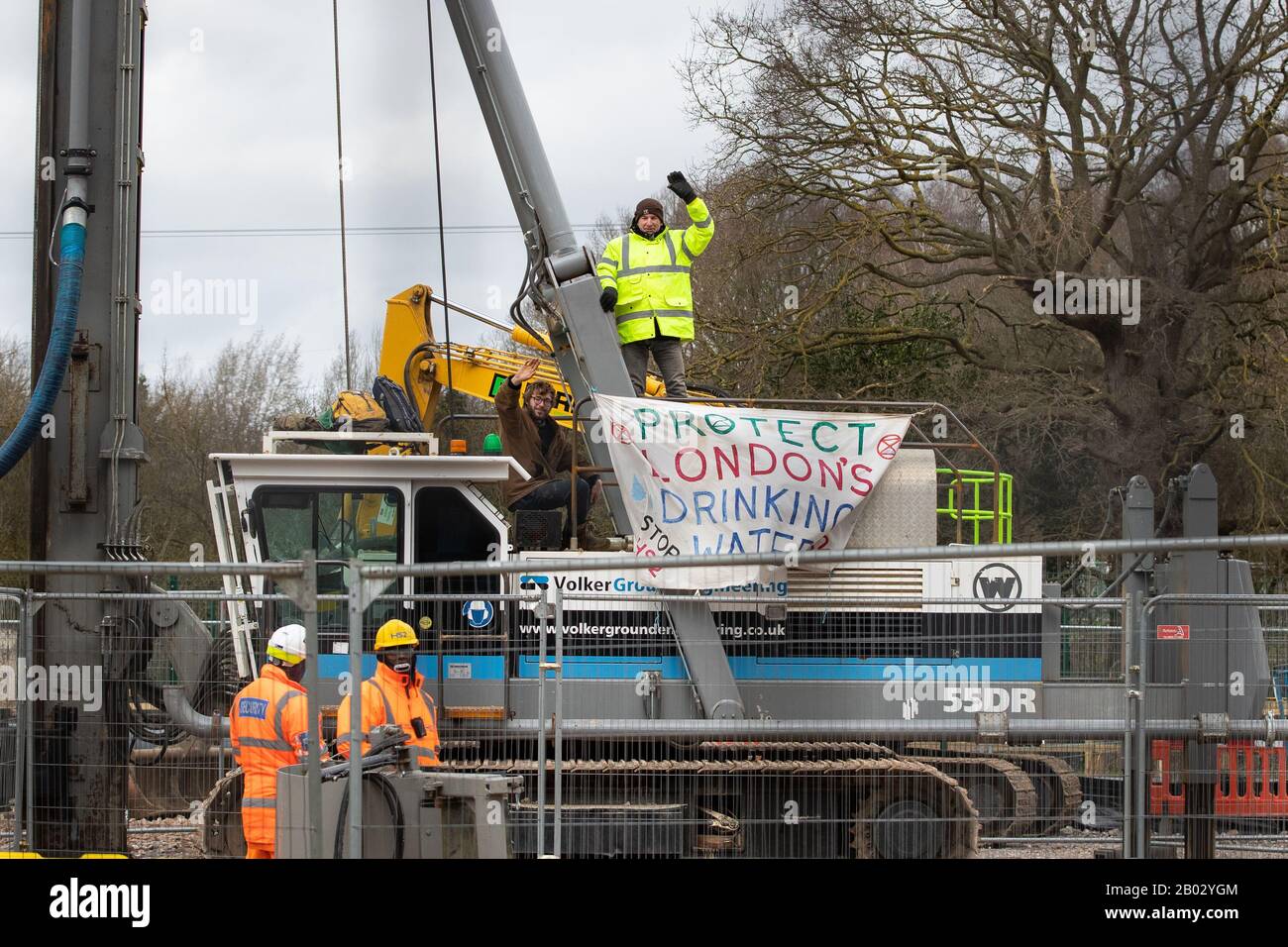 Ritrasmessa CORREZIONE DIDASCALIA parzialmente avvistata Paralimpian James Brown (a destra) si unisce agli attivisti del clima che hanno occupato un carro di perforazione nel composto HS2 al largo di Harvil Road nel parco della Colne Valley, vicino a Uxbridge. Foto Stock