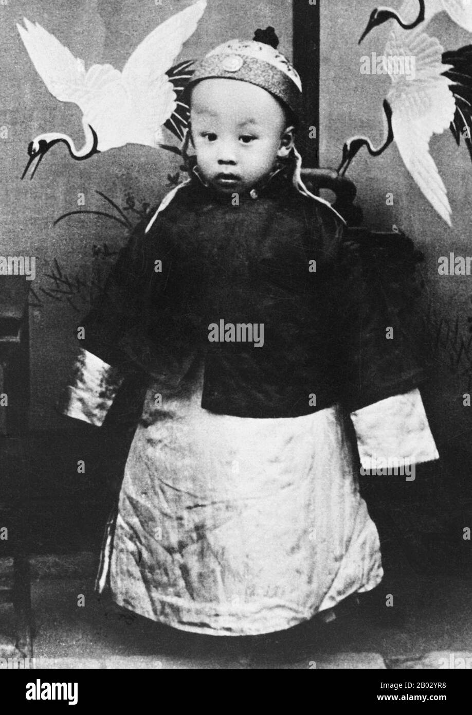 Aisin-Gioro pu Yi (7 febbraio 1906 – 17 ottobre 1967), della famiglia governante Manchu Aisin Gioro, fu l'ultimo imperatore della Cina. Regnò in due periodi tra il 1908 e il 1917, dapprima come imperatore Xuantong dal 1908 al 1912, e nominalmente come imperatore marionette non regnante per dodici giorni nel 1917. Era il dodicesimo e ultimo membro della Dinastia Qing a governare sulla Cina vera e propria. Foto Stock