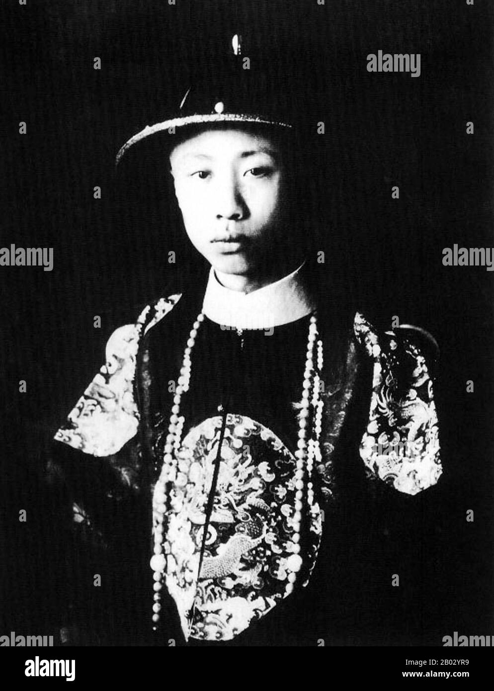 Aisin-Gioro pu Yi (7 febbraio 1906 – 17 ottobre 1967), della famiglia governante Manchu Aisin Gioro, fu l'ultimo imperatore della Cina. Regnò in due periodi tra il 1908 e il 1917, dapprima come imperatore Xuantong dal 1908 al 1912, e nominalmente come imperatore marionette non regnante per dodici giorni nel 1917. Era il dodicesimo e ultimo membro della Dinastia Qing a governare sulla Cina vera e propria. Foto Stock