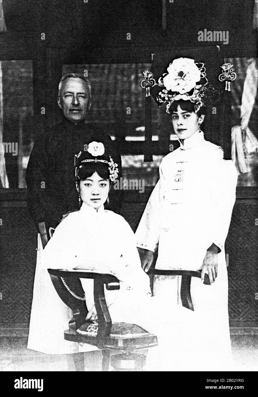 Il Gogulo Wan Rong ('Bello Volto') era la figlia di Rong Yuan, il ministro Degli Affari Interni del governo Qing e capo di una delle famiglie più importanti e ricche della Manciuria. All'età di 17 anni, Wan Rong è stato selezionato da una serie di fotografie presentate all'imperatore Xuan Tong (Puyi). Il matrimonio ebbe luogo quando Puyi raggiunse i 16 anni. WAN Rong è stato l'ultimo Imperatrice Consort della Dinastia Qing in Cina, e poi l'Imperatrice di Manchukuo (conosciuto anche come Impero Manchuriano). Empress Wan Rong morì di malnutrizione e dipendenza da oppio in prigione a Jilin. Sir Reginald Fleming Foto Stock
