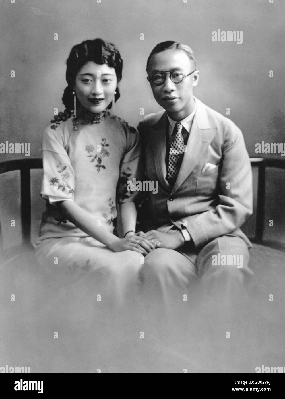 Aisin-Gioro pu Yi (7 febbraio 1906 – 17 ottobre 1967), della famiglia governante Manchu Aisin Gioro, fu l'ultimo imperatore della Cina. Regnò in due periodi tra il 1908 e il 1917, dapprima come imperatore Xuantong dal 1908 al 1912, e nominalmente come imperatore marionette non regnante per dodici giorni nel 1917. Era il dodicesimo e ultimo membro della Dinastia Qing a governare sulla Cina vera e propria. Il Gogulo Wan Rong ('Bello Volto') era la figlia di Rong Yuan, il ministro Degli Affari Interni del governo Qing e capo di una delle famiglie più importanti e ricche della Manciuria. All'età di 17 anni, Wan Rong Foto Stock