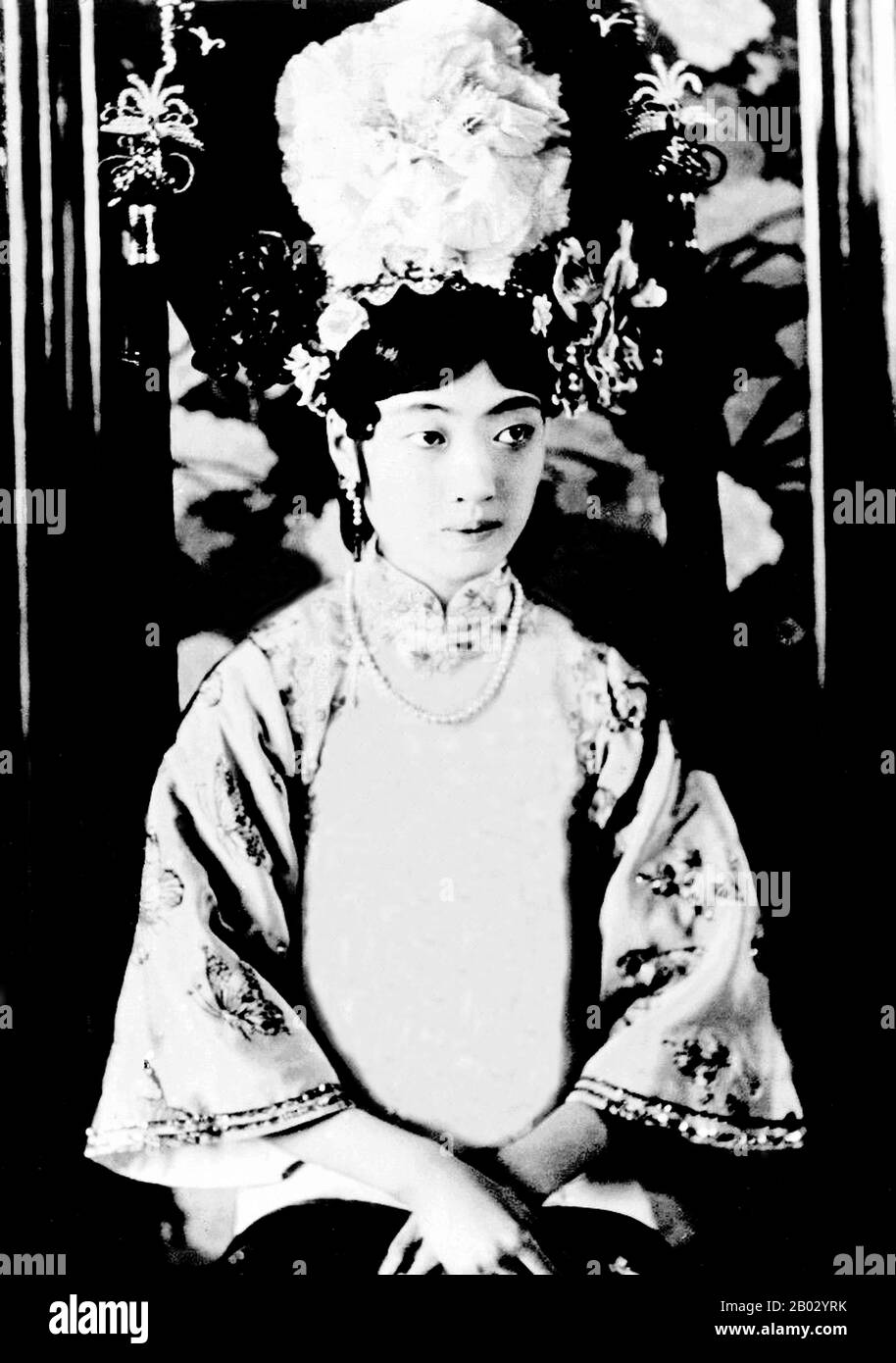 Il Gogulo Wan Rong ('Bello Volto') era la figlia di Rong Yuan, il ministro Degli Affari Interni del governo Qing e capo di una delle famiglie più importanti e ricche della Manciuria. All'età di 17 anni, Wan Rong è stato selezionato da una serie di fotografie presentate all'imperatore Xuan Tong (Puyi). Il matrimonio ebbe luogo quando Puyi raggiunse i 16 anni. WAN Rong è stato l'ultimo Imperatrice Consort della Dinastia Qing in Cina, e poi l'Imperatrice di Manchukuo (conosciuto anche come Impero Manchuriano). Empress Wan Rong morì di malnutrizione e dipendenza da oppio in prigione a Jilin. Foto Stock