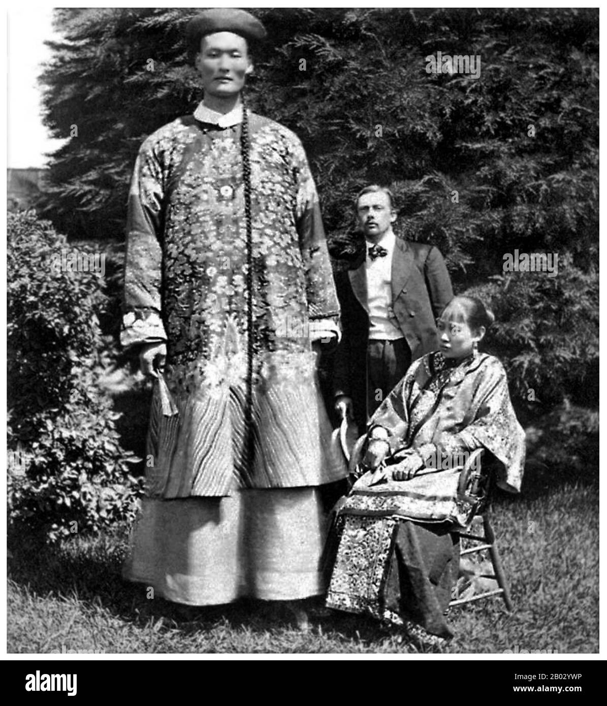 Zhan Shichai (1841 – 5 novembre 1893) è stato un gigante cinese che ha girato il mondo come "Chang the Chinese Giant" nel 19th secolo. Il suo nome era 'Chang Woo Gow'. Zhan nacque a Fuzhou, nella provincia di Fujian, nel 1840s, anche se i rapporti dell'anno variano dal 1841 al 1847. La sua altezza è stata rivendicata per essere oltre 8 piedi (2,4 m), ma non ci sono registrazioni autorevoli. Lasciò la Cina nel 1865 per viaggiare a Londra dove apparve sul palco, viaggiando in Europa, e negli Stati Uniti e in Australia come 'Chang the Chinese Giant'. Zhan ricevette una buona educazione in vari paesi, e sviluppò un buon und Foto Stock