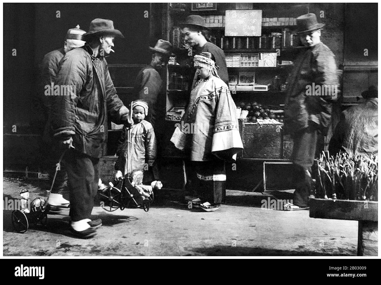 Chinatown di San Francisco era il porto di ingresso per i primi immigrati cinesi di Hoisanese e Zhongshanese dalla provincia di Guangdong della Cina meridionale dalla 1850s alla 1900s. L'area era l'unica regione geografica deessed dal governo della città e dai proprietari privati di proprietà che hanno permesso alle persone cinesi di ereditare e abitare le abitazioni all'interno della città. La maggior parte di questi negozianti cinesi, proprietari di ristoranti, e lavoratori assunti a San Francisco Chinatown erano prevalentemente Hoisanese e maschio. Molti cinesi hanno trovato posti di lavoro che lavorano per le grandi aziende alla ricerca di una fonte di lavoro, come è noto Foto Stock