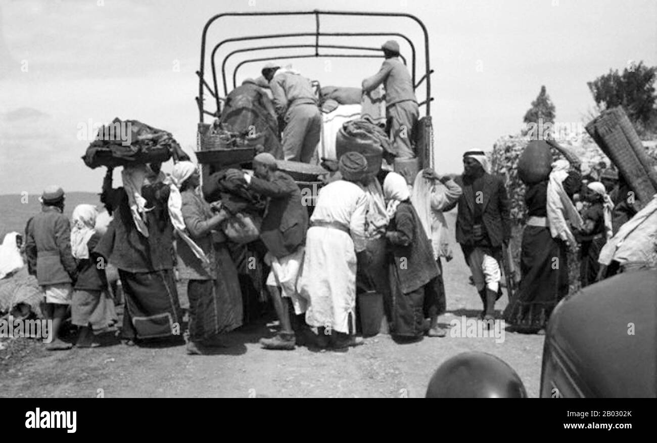 L'esodo palestinese del 1948, conosciuto in arabo come Nakba (arabo: Al-Nakbah, lit.'catastrofe'), si verificò quando più di 700.000 arabi palestinesi fuggirono o furono espulsi dalle loro case, durante la guerra civile tra il 1947 e il 1948 in Palestina obbligatoria e la guerra arabo-israeliana del 1948. Il numero esatto di rifugiati è una questione di controversia, ma circa l'80% degli abitanti arabi di ciò che è diventato Israele (il 50% del totale arabo della Palestina obbligatoria) sono stati lasciati o sono stati espulsi dalle loro case. Più tardi, durante la guerra, i palestinesi sono stati espulsi forzatamente come parte del "piano Dalet" in una politica di "pulizia etnica" Foto Stock