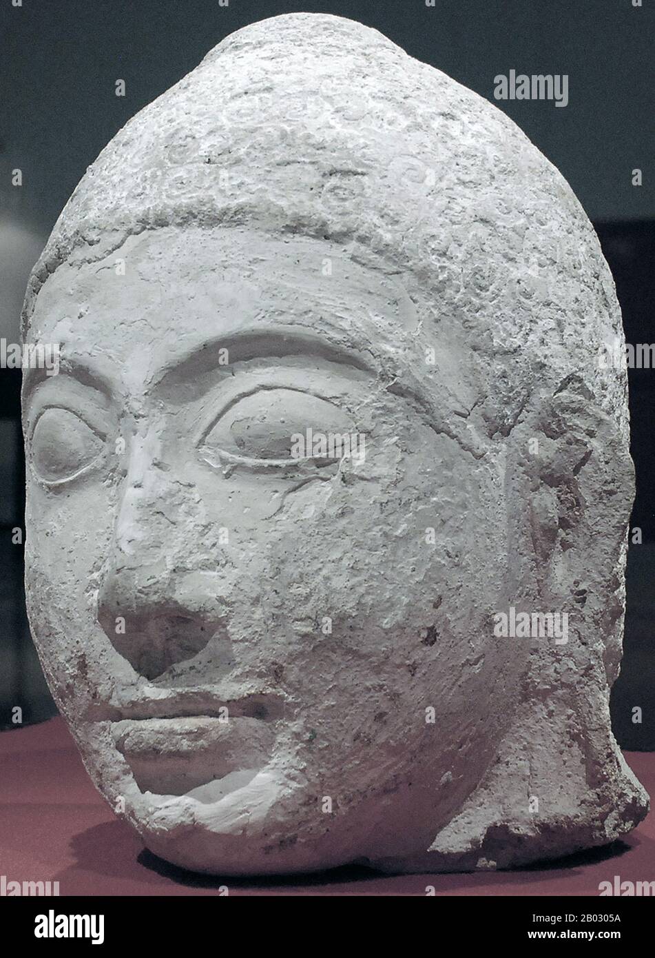 Il Buddismo nelle Maldive era la religione predominante almeno fino al 12th secolo CE. Non è chiaro come il buddismo sia stato introdotto nelle isole, anche se ci sono diverse teorie in competizione. La visione predominante è che è stata introdotta con l'espansione della popolazione singalese del vicino Sri Lanka, prevalentemente buddista. Nel febbraio 2012, un gruppo di estremisti islamici ha costretto il loro ingresso nel Museo Nazionale di Male e ha attaccato la collezione del museo di sculture pre-islamiche, distruggendo o danneggiando gravemente quasi l'intera collezione di circa trenta indù e Bu Foto Stock