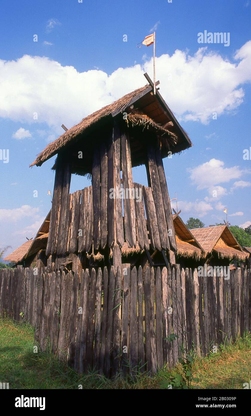 Somdet Phra Naresuan Maharat, o Somdet Phra Sanphet II (1555 - 1605) fu re del regno di Ayutthaya dal 1590 fino alla sua morte nel 1605. Naresuan era uno dei monarchi più venerati del Siam, come era noto per le sue campagne per liberare il Siam dal dominio birmano. Durante il suo regno numerose guerre furono combattute contro la Birmania, e il Siam raggiunse la sua maggiore estensione territoriale e influenza. Foto Stock