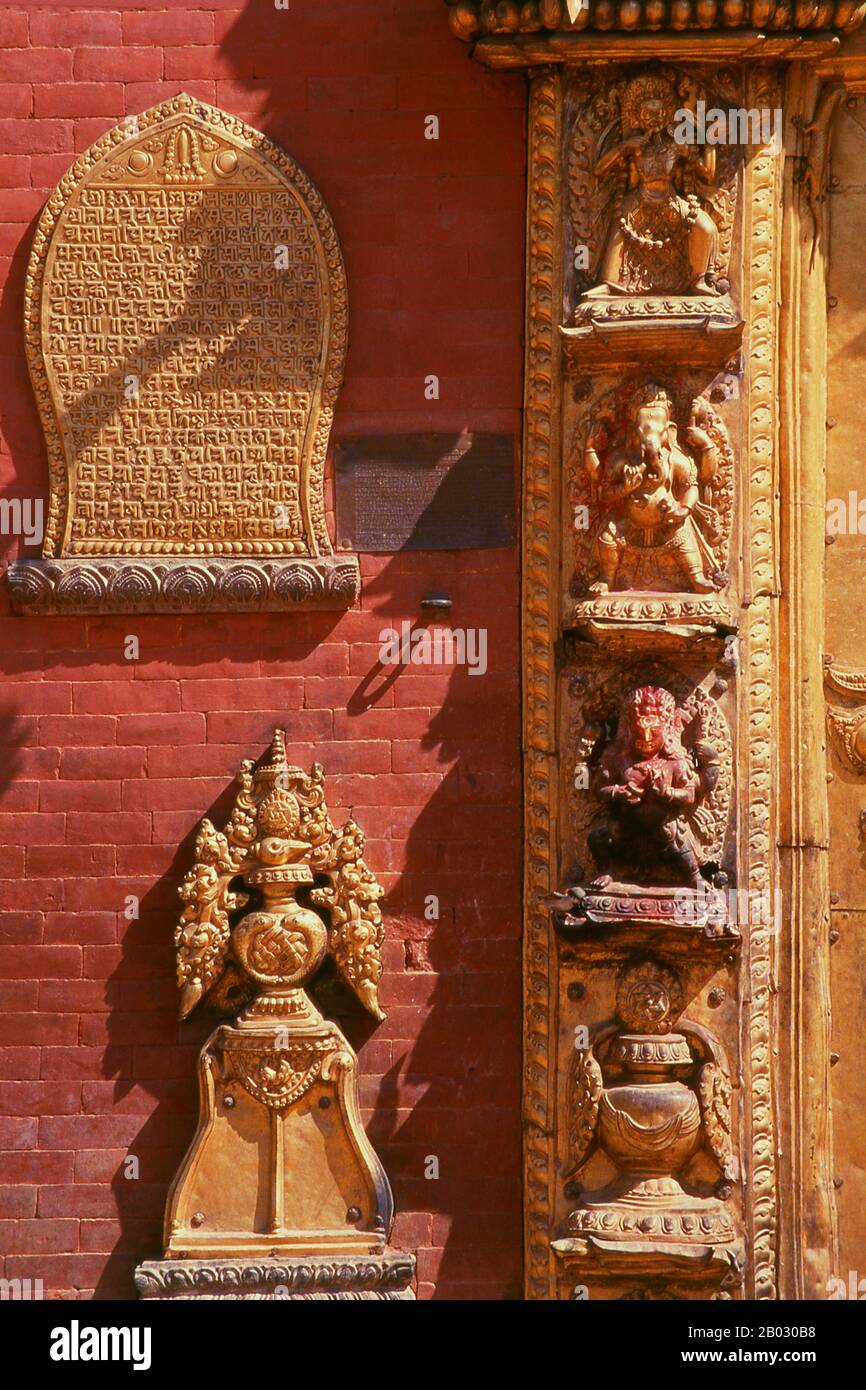 Il Golden Gate o il Sun Dhoka, segna l'ingresso al Tempio di Taleju all'interno del complesso del palazzo. La porta fu costruita nel 1753 da Ranajita Malla (r.. 1722 - 1769) e sua moglie Jayalakshmi per commemorare l'esecuzione di un rito religioso del fuoco (kotyahuti-yagya), e si è rivelato essere il pezzo più bello di rame dorato a Bhaktapur, possibilmente in tutta la valle di Kathmandu. Molto ornate in sé, i pannelli a sinistra e a destra della porta, raffiguranti dieci divinità diverse, sono superbi esempi dell'arte del repoussé. Sui pannelli, Ranajita è citato come il sovrano di un territorio che si estende fino a qui Foto Stock