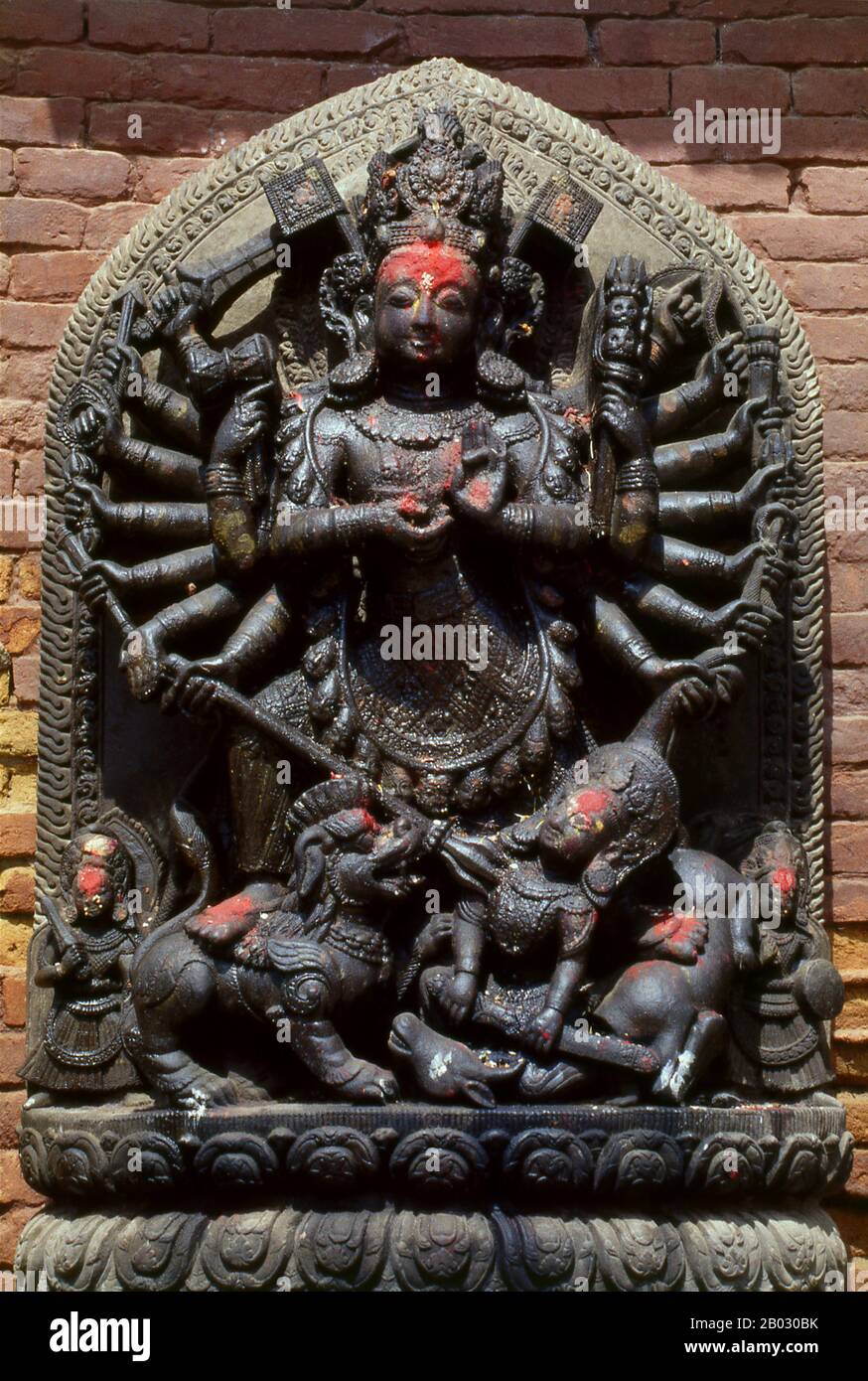 Kālī è la dea indù associata all'energia eterna. "Chi distrugge". Il nome Kali deriva da kāla, che significa nero, tempo, morte, signore della morte, Shiva. Kali significa "il nero". Poiché Shiva è chiamata Kāla - il tempo eterno, Kālī, la sua consorte, significa anche 'Tempo' o 'morte' (come nel tempo è venuto). Quindi, Kali è considerata la dea del tempo e del cambiamento. Anche se talvolta presentato come oscuro e violento, la sua prima incarnazione come figura di annientamento ha ancora qualche influenza. Varie cosmologie Hindu Shakta, così come credenze tantriche Shakta, la adorano come il massimo realit Foto Stock