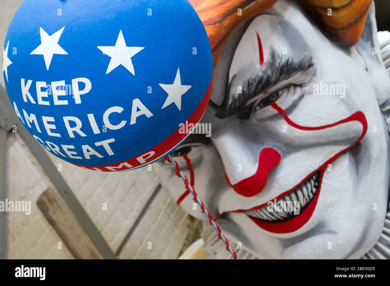 Colonia, Germania. 18th Feb, 2020. Un carnevale galleggia con il presidente americano Trump come il clown horror 'Penny Wise' dal film 'It' sta in piedi nella sala cartwright. Le carrozze del treno del lunedì delle rose di Colonia sono state presentate durante la cerimonia di messa in cima. Credito: Federico Gambarini/Dpa/Alamy Live News Foto Stock