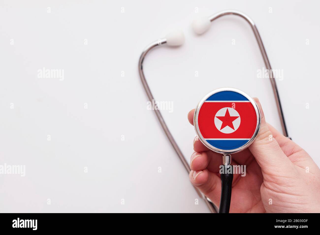Concetto di assistenza sanitaria della Corea del Nord. Medico che detiene uno stetoscopio medico. Foto Stock
