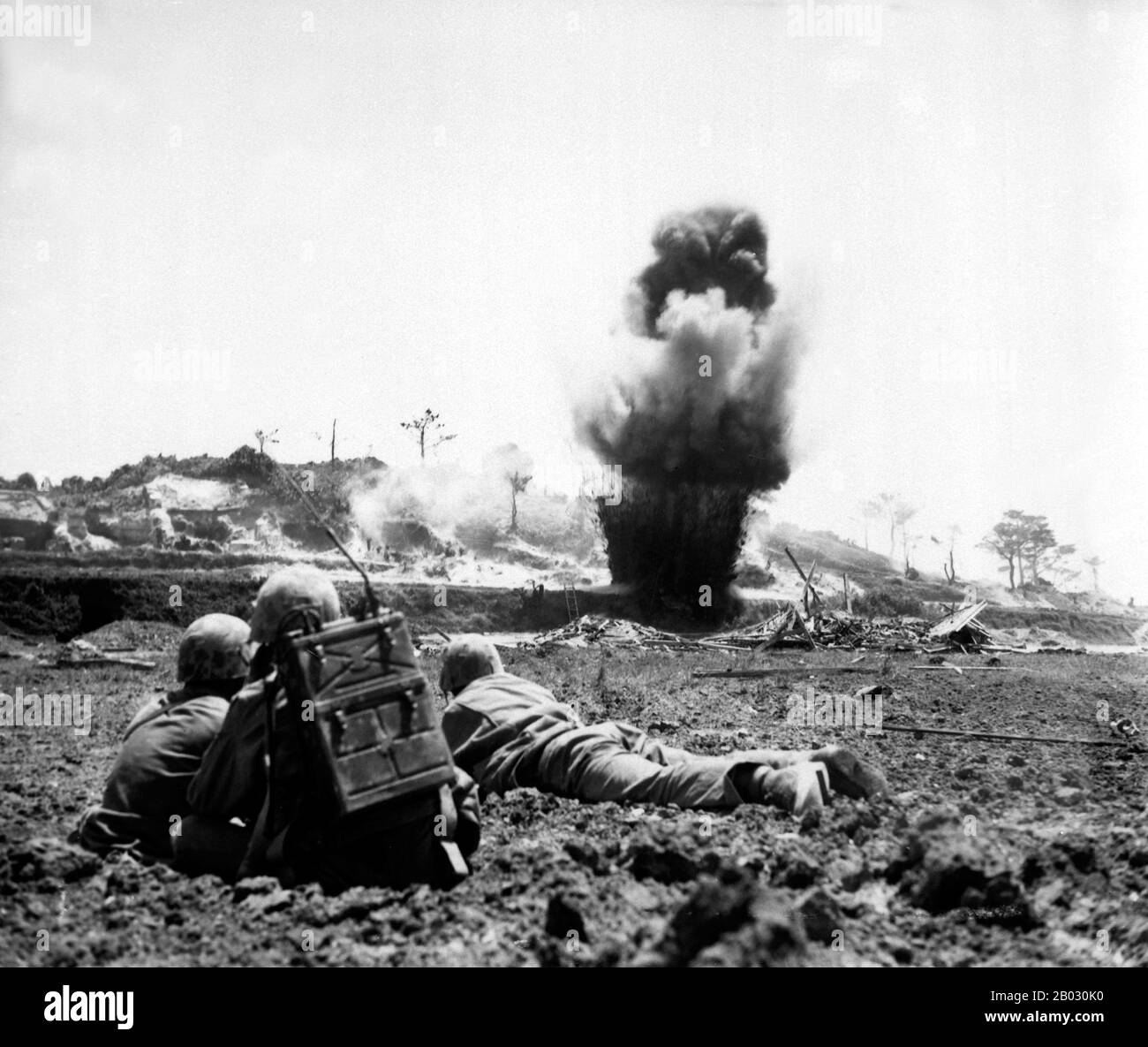 La battaglia di Okinawa, nome in codice Operazione Iceberg, fu una serie di battaglie combattute nelle isole Ryukyu, centrate sull'isola di Okinawa, e includeva il più grande assalto anfibio nella guerra del Pacifico. La battaglia lunga 82 giorni durò dal 1 aprile al 22 giugno 1945. La battaglia di Okinawa è stata notevole per la ferocia dei combattimenti, l'intensità degli attacchi kamikaze da parte dei difensori giapponesi, e il gran numero di navi alleate e veicoli armati che assalivano l'isola. La battaglia fu una delle più sanguinose del Pacifico. Foto Stock