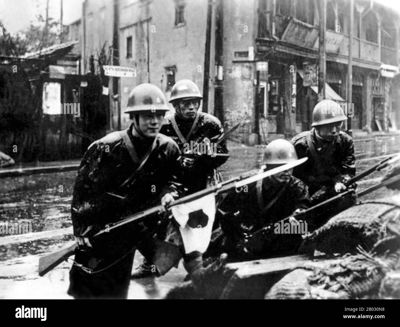 La Seconda guerra sino-giapponese (7 luglio 1937 – 9 settembre 1945) fu un conflitto militare combattuto principalmente tra la Repubblica di Cina e l'Impero del Giappone. Dopo l'attacco giapponese a Pearl Harbor, la guerra si è fusa nel conflitto più grande della seconda guerra mondiale come un fronte importante di quella che è ampiamente conosciuta come la guerra del Pacifico. Anche se i due paesi avevano combattuto a intermittenza dal 1931, la guerra totale iniziò nel 1937 e terminò solo con la resa del Giappone nel 1945. La guerra è stata il risultato di una politica imperialista giapponese lunga decenni volta a dominare la Cina politicamente e militarmente Foto Stock