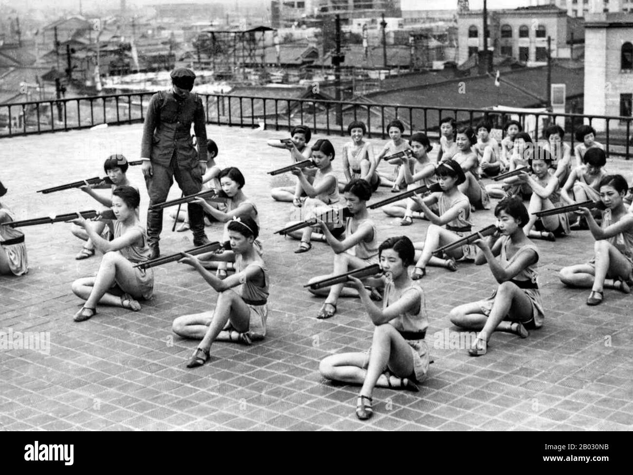 La Seconda guerra sino-giapponese (7 luglio 1937 – 9 settembre 1945) fu un conflitto militare combattuto principalmente tra la Repubblica di Cina e l'Impero del Giappone. Dopo l'attacco giapponese a Pearl Harbor, la guerra si è fusa nel conflitto più grande della seconda guerra mondiale come un fronte importante di quella che è ampiamente conosciuta come la guerra del Pacifico. Anche se i due paesi avevano combattuto a intermittenza dal 1931, la guerra totale iniziò nel 1937 e terminò solo con la resa del Giappone nel 1945. La guerra è stata il risultato di una politica imperialista giapponese lunga decenni volta a dominare la Cina politicamente e militarmente Foto Stock