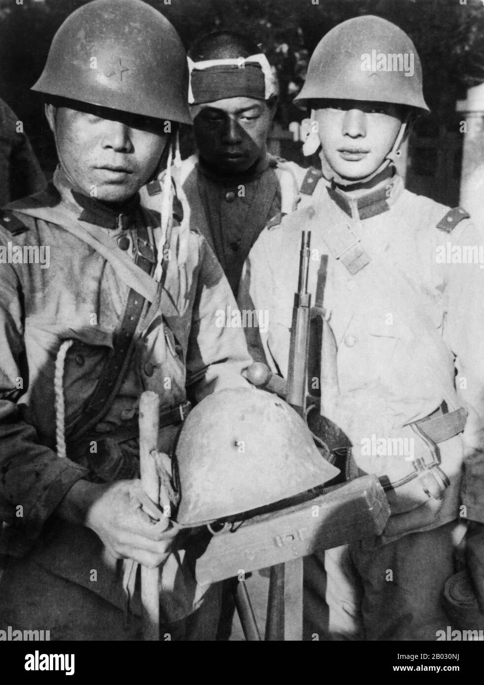 La Seconda guerra sino-giapponese (7 luglio 1937 – 9 settembre 1945) fu un conflitto militare combattuto principalmente tra la Repubblica di Cina e l'Impero del Giappone. Dopo l'attacco giapponese a Pearl Harbor, la guerra si è fusa nel conflitto più grande della seconda guerra mondiale come un fronte importante di quella che è ampiamente conosciuta come la guerra del Pacifico. Anche se i due paesi avevano combattuto a intermittenza dal 1931, la guerra totale iniziò nel 1937 e terminò solo con la resa del Giappone nel 1945. La guerra è stata il risultato di una politica imperialista giapponese lunga decenni volta a dominare la Cina politicamente e militarmente Foto Stock