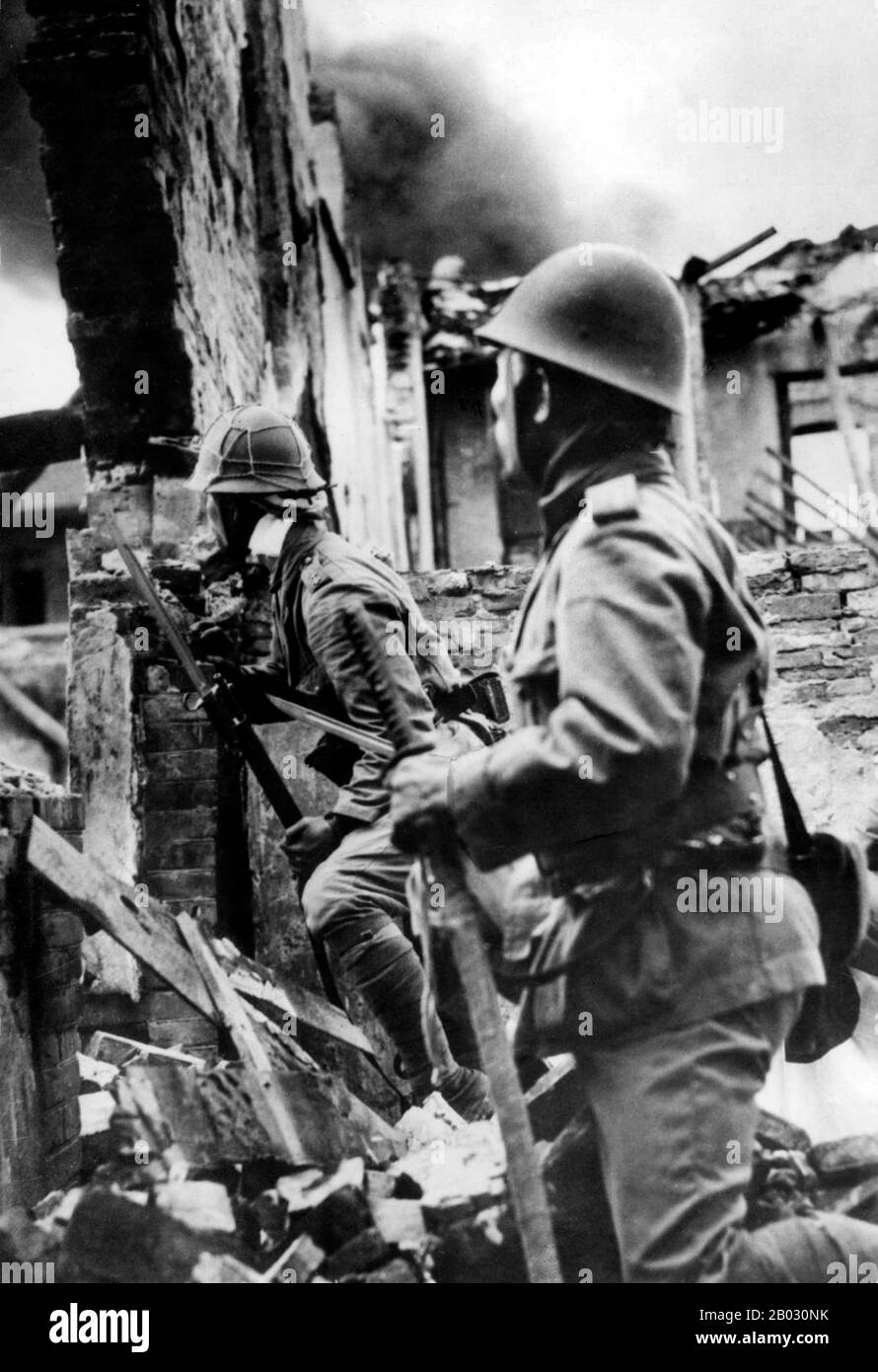 La Seconda guerra sino-giapponese (7 luglio 1937 – 9 settembre 1945) fu un conflitto militare combattuto principalmente tra la Repubblica di Cina e l'Impero del Giappone. Dopo l'attacco giapponese a Pearl Harbor, la guerra si è fusa nel conflitto più grande della seconda guerra mondiale come un fronte importante di quella che è ampiamente conosciuta come la guerra del Pacifico. Anche se i due paesi avevano combattuto a intermittenza dal 1931, la guerra totale iniziò nel 1937 e terminò solo con la resa del Giappone nel 1945. La guerra è stata il risultato di una politica imperialista giapponese lunga decenni volta a dominare la Cina politicamente e militarmente Foto Stock