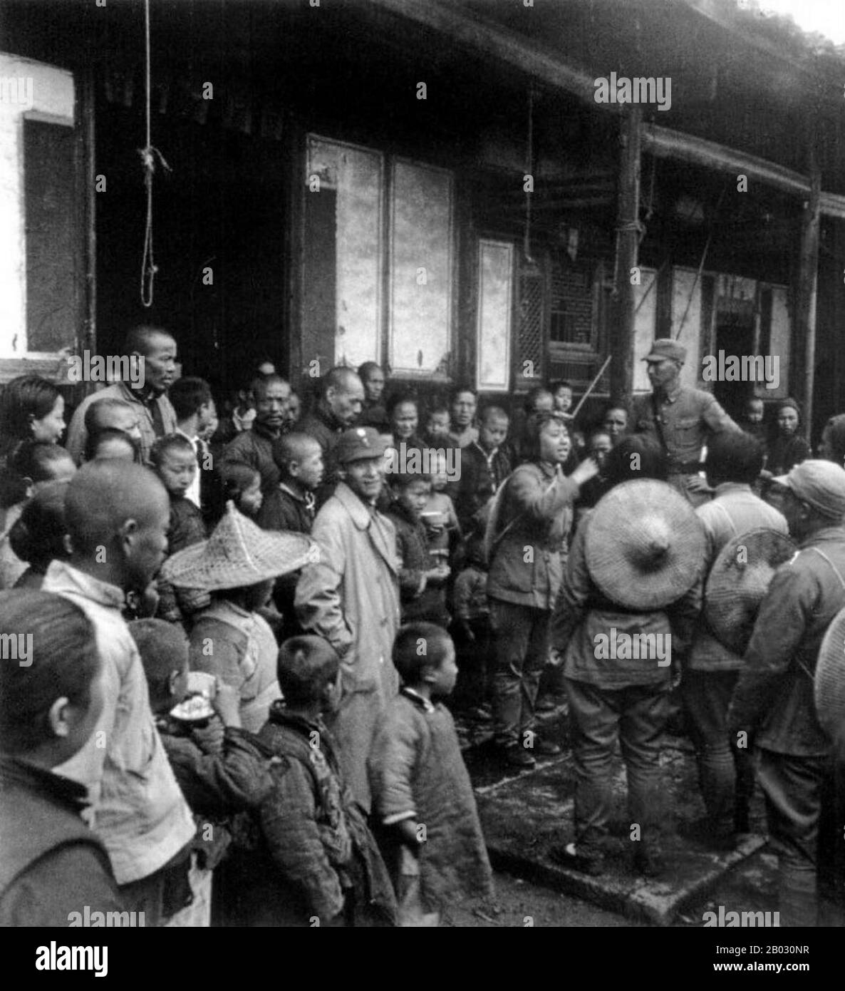 La Seconda guerra sino-giapponese (7 luglio 1937 – 9 settembre 1945) fu un conflitto militare combattuto principalmente tra la Repubblica di Cina e l'Impero del Giappone. Dopo l'attacco giapponese a Pearl Harbor, la guerra si è fusa nel conflitto più grande della seconda guerra mondiale come un fronte importante di quella che è ampiamente conosciuta come la guerra del Pacifico. Anche se i due paesi avevano combattuto a intermittenza dal 1931, la guerra totale iniziò nel 1937 e terminò solo con la resa del Giappone nel 1945. La guerra è stata il risultato di una politica imperialista giapponese lunga decenni volta a dominare la Cina politicamente e militarmente Foto Stock