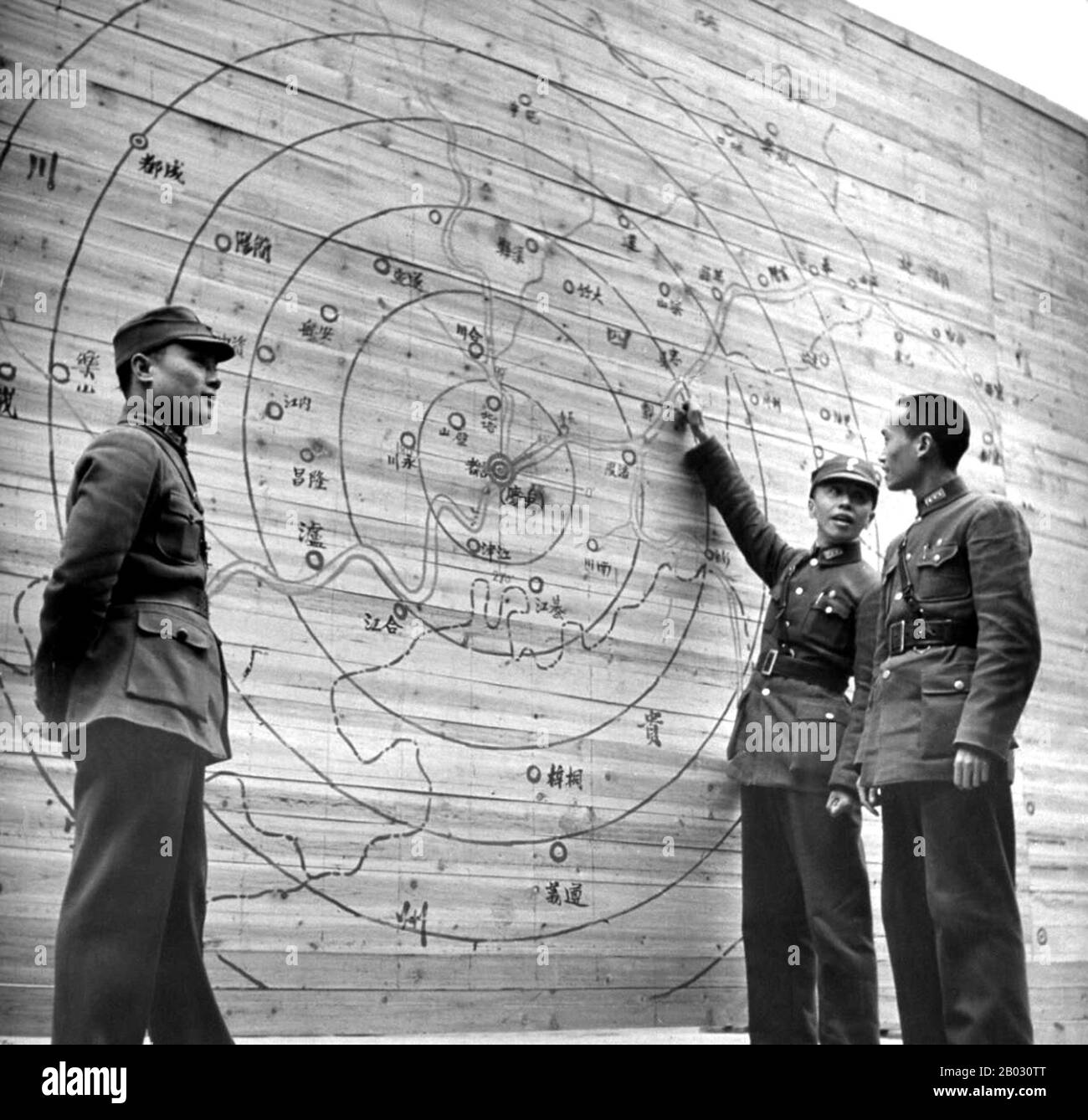 La Seconda guerra sino-giapponese (7 luglio 1937 – 9 settembre 1945) fu un conflitto militare combattuto principalmente tra la Repubblica di Cina e l'Impero del Giappone. Dopo l'attacco giapponese a Pearl Harbor, la guerra si è fusa nel conflitto più grande della seconda guerra mondiale come un fronte importante di quella che è ampiamente conosciuta come la guerra del Pacifico. Anche se i due paesi avevano combattuto a intermittenza dal 1931, la guerra totale iniziò nel 1937 e terminò solo con la resa del Giappone nel 1945. La guerra è stata il risultato di una politica imperialista giapponese lunga decenni volta a dominare la Cina politicamente e militarmente Foto Stock