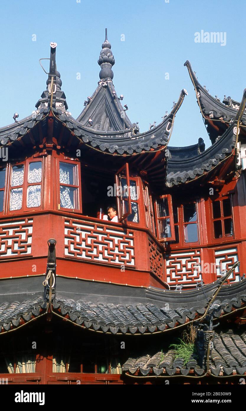 La Huxinting Tea House di Shanghai si trova nel mezzo di un lago pieno di pesci rossi sul bordo del Giardino Yuyuan di Nanshi, la vecchia città cinese. (2006) Shanghai ha iniziato a vivere come villaggio di pescatori, e più tardi come porto che riceve merci trasportate lungo il fiume Yangzi. Dal 1842 in poi, all’indomani della prima guerra dell’Opium, i britannici aprirono una ‘concessione’ a Shanghai dove i commercianti di droga e altri commercianti potevano operare indisturbati. Seguirono francesi, italiani, tedeschi, americani e giapponesi. Negli anni Venti e trenta, Shanghai era una città in espansione e una città internazionale per la dissipazione. Foto Stock