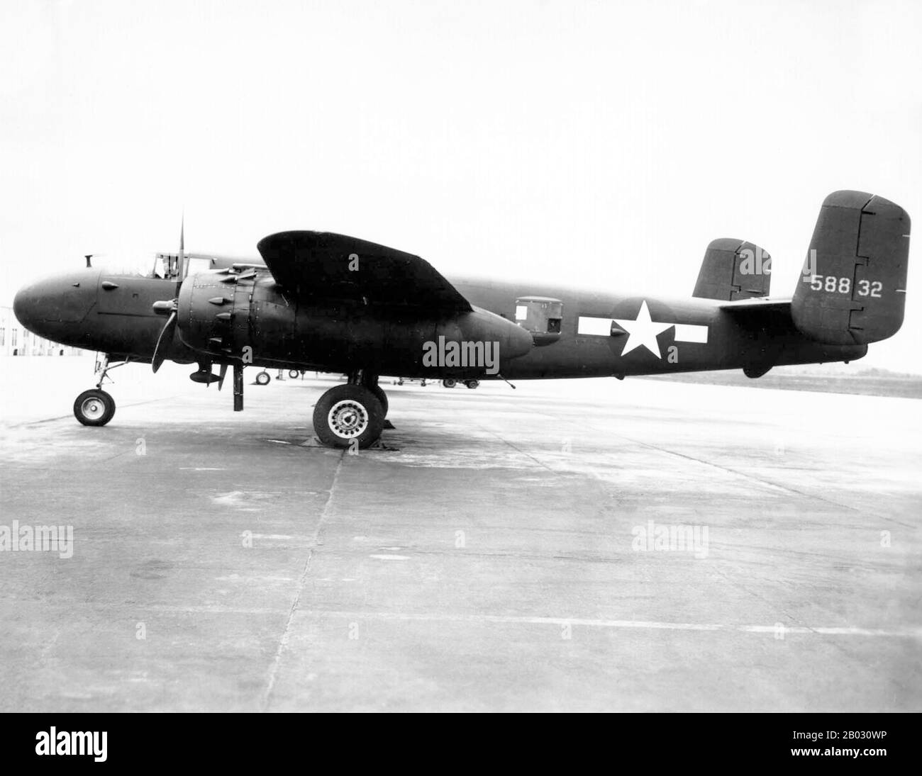 Il B-25 Mitchell è un bombardiere medio americano a doppio motore prodotto da North American Aviation. È stato nominato in onore Del Generale Maggiore William Mitchell, un pioniere dell'aviazione militare degli Stati Uniti. Utilizzato da molte forze aeree alleate, il B-25 è servito in ogni teatro della seconda guerra mondiale e dopo la fine della guerra molti sono rimasti in servizio, operando in quattro decenni. Prodotto in numerose varianti, quasi 10.000 Mitchells laminati dalle fabbriche NAA. Il colonnello Paul Irvin 'Pappy' Gunn (18 ottobre 1899 – 11 ottobre 1957) è stato un Foto Stock