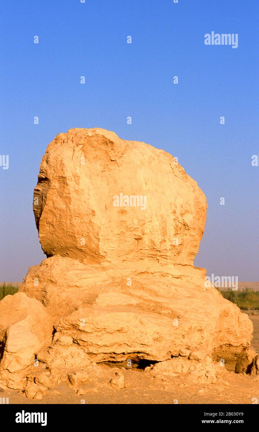 L'ex centro buddista di Melikawat (Malikewate Gucheng) è a soli 28km a sud di Khotan. Una volta era un importante centro buddista nel regno di Khotan. Il regno buddista di Khotan ripercorre la sua storia almeno fino al 3rd secolo a.C., quando si dice che il figlio maggiore dell'imperatore indiano Asoka si sia insediato lì. Era da tempo di grande importanza sulla Via della Seta, e si sostiene che sia stato il primo posto al di fuori della Cina ad aver coltivato la seta. Si trova a cavallo dei fiumi Karakash o ‘Black Jade’ e Yurungkash o ‘White Jade’, che qui si uniscono per formare il Khotan Darya, e. Foto Stock