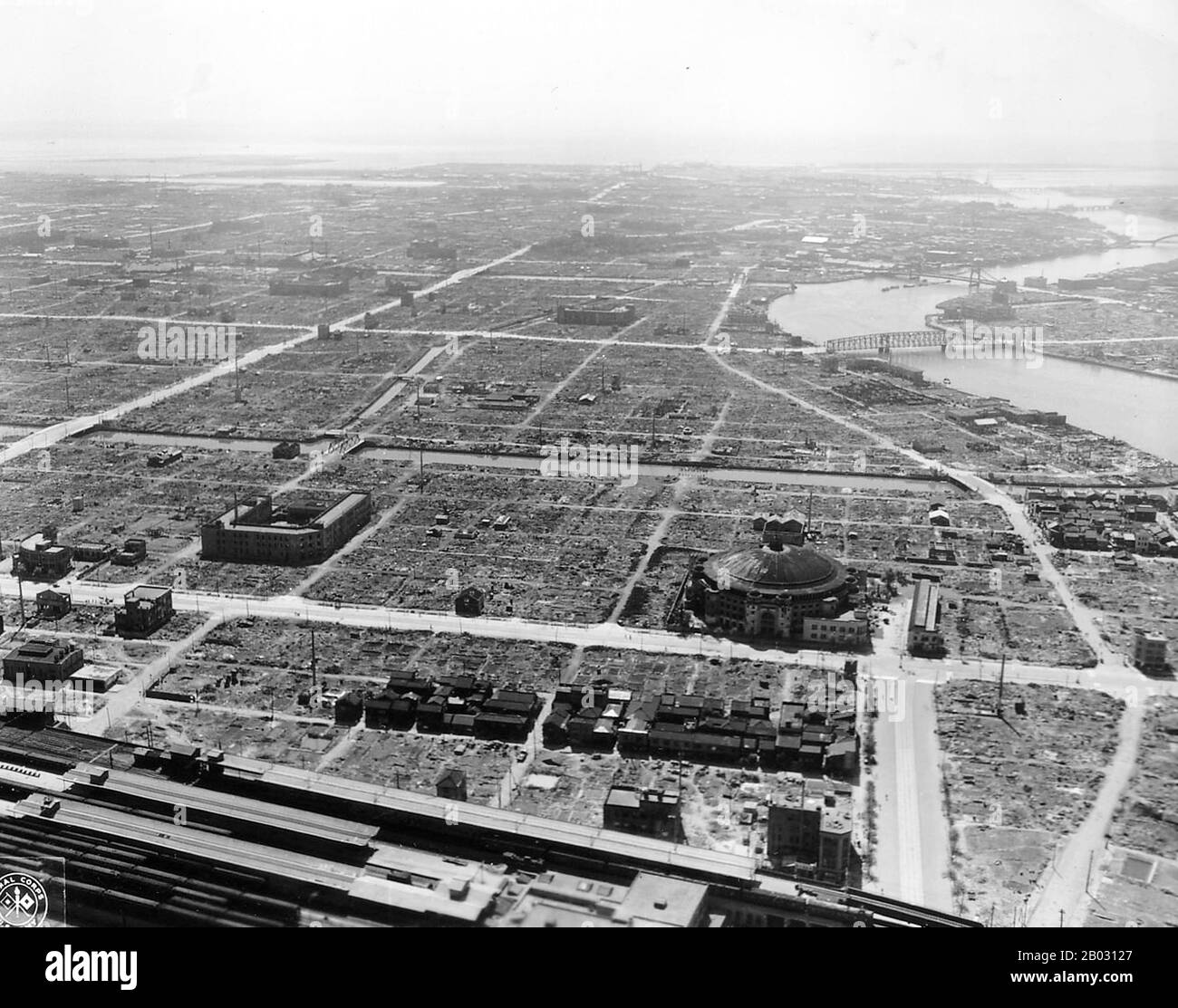 Le forze alleate hanno condotto molte incursioni aeree sul Giappone durante la seconda guerra mondiale, causando una distruzione estesa delle città del paese e uccidendo tra 241.000 e 900.000 persone. Durante i primi anni della guerra del Pacifico, scatenata dall'attacco giapponese a Pearl Harbor, questi attacchi furono limitati Al Raid Doolittle nell'aprile 1942 e a piccole incursioni su posizioni militari nelle isole Kuril a partire dalla metà del 1943. I bombardamenti strategici iniziarono nel giugno 1944 e proseguirono fino alla fine della guerra nell'agosto 1945. Le unità aeree tattiche alleate navali e terrestri attaccarono anche il Giappone nel 1945. Foto Stock